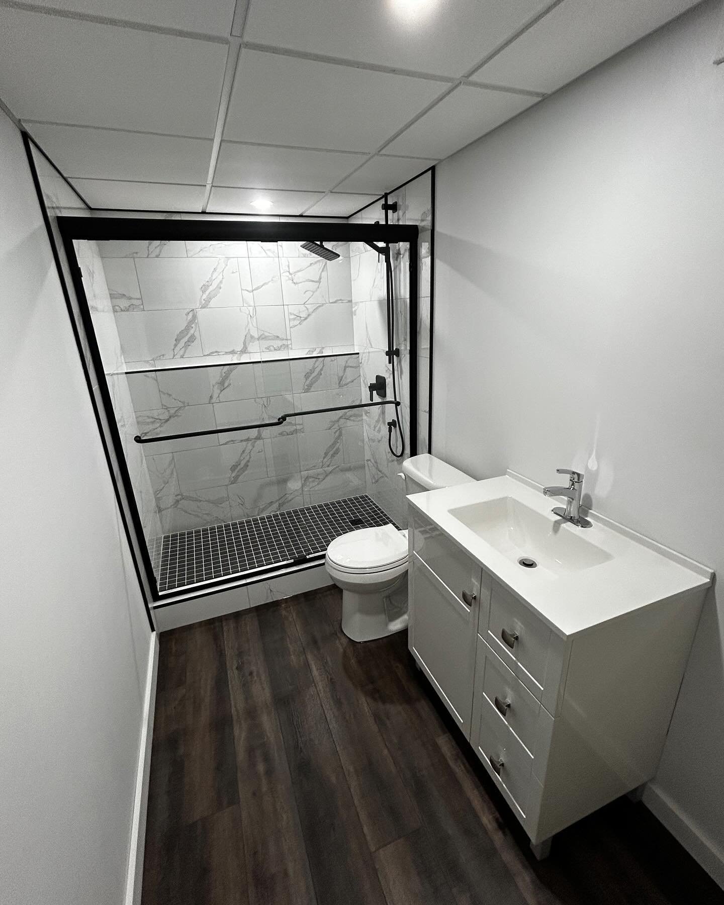 This stunning bathroom got a refresh and it&rsquo;s checking off all the boxes 😍

✔️ New marble tile
✔️ Upgraded black bathroom hardware
✔️ Fresh paint
✔️ Shower floor tile

Drop a 🖤 if you love the minimal aesthetic of this bathroom 

&mdash;&mdas