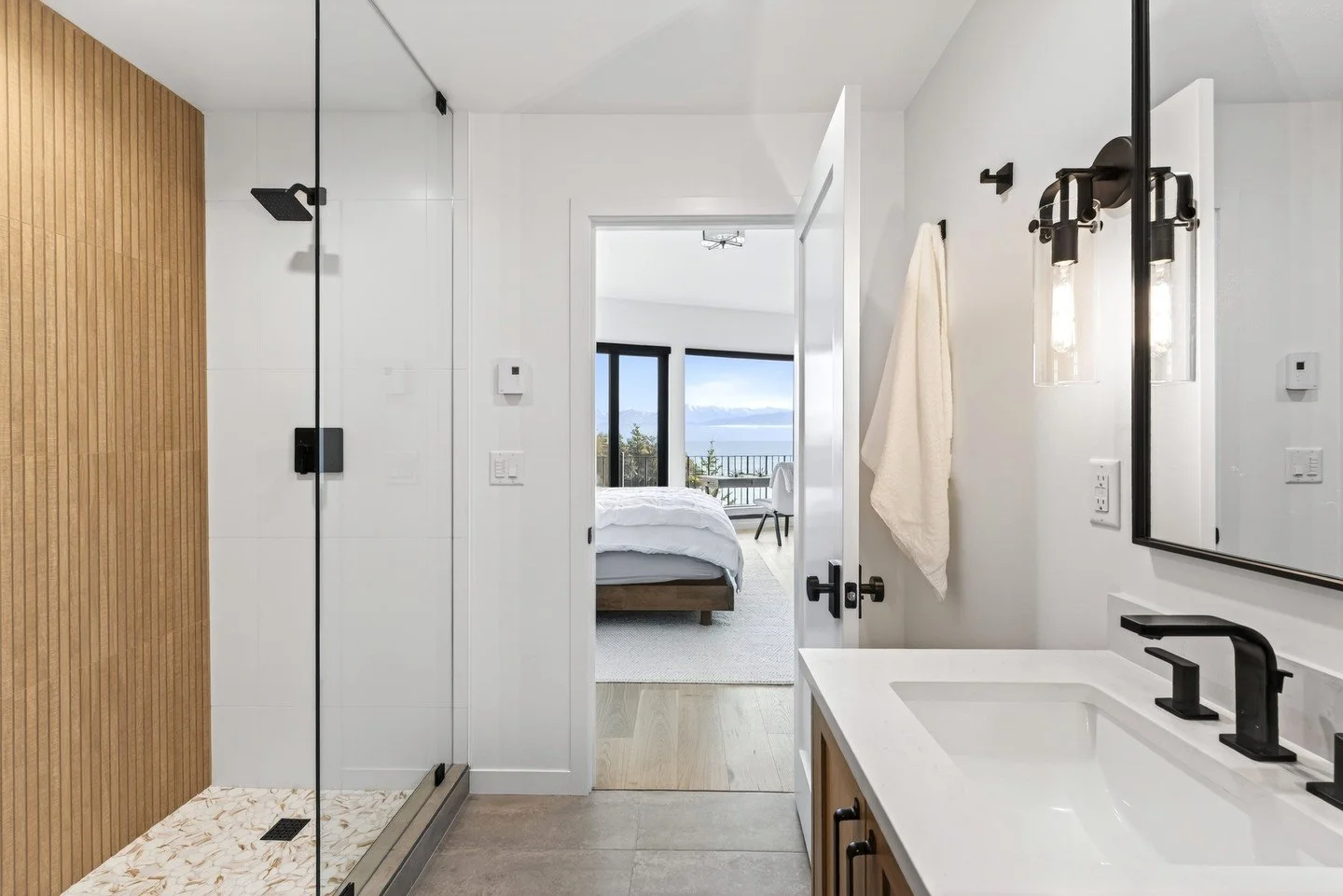 Who doesn't love a luxury bathroom in the mountains?
.
.
.
#lakeside #montana #custombuilder