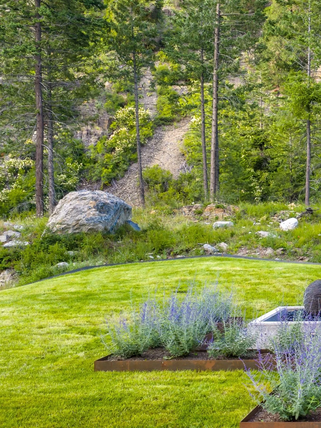 Fully irrigated corten steel planter in the lawn with a reflection fountain

📸: photos by @kittykatboombat
📐: designed by @lyonsbuilt Founder Jake Lyons