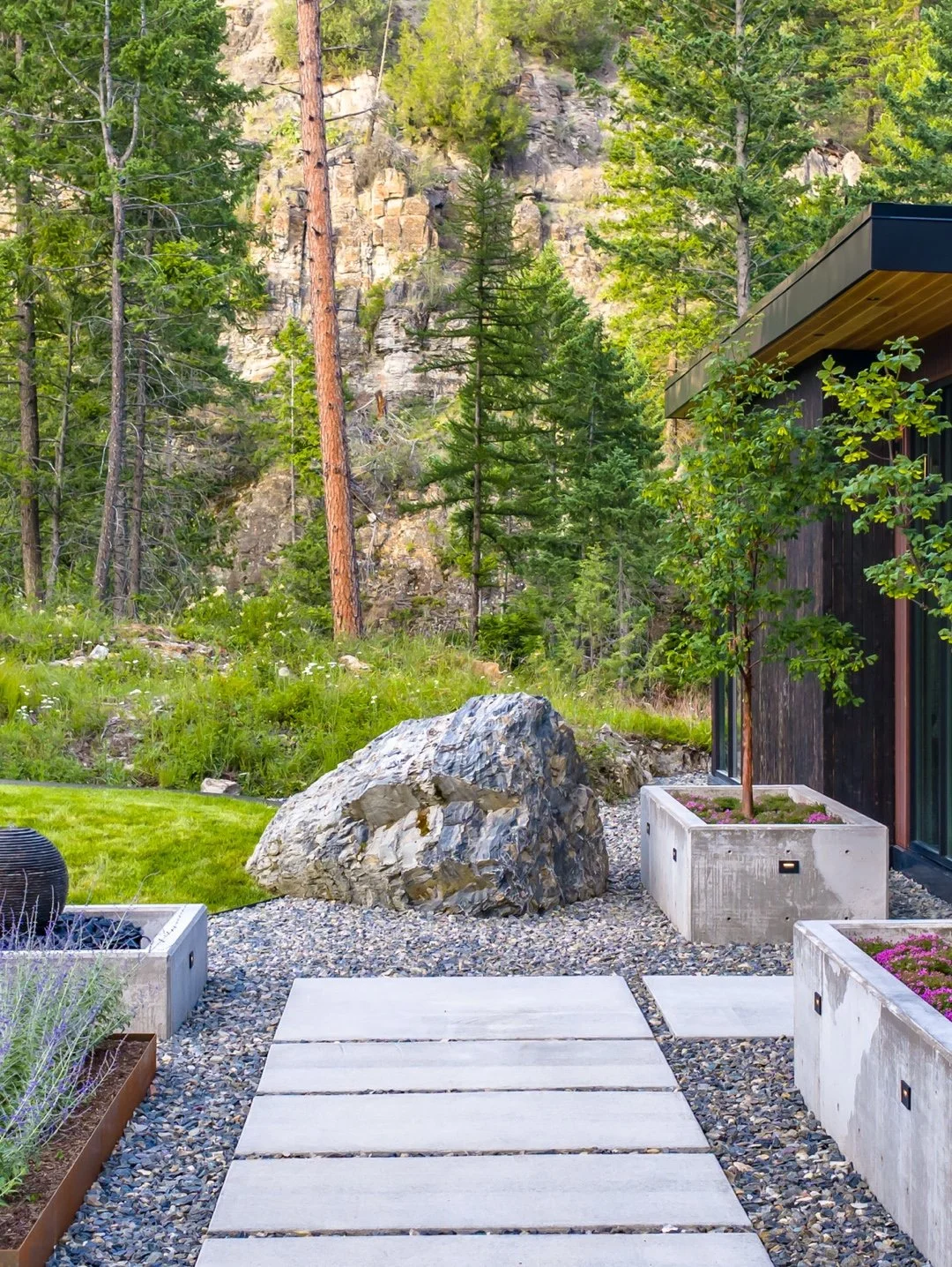 At over 15 tons, we had to drag this boulder an 1/8th of a mile to its final resting place. Positioned right beside the custom, radiant-heated concrete pavers leading to the front door.

📸: photos by @kittykatboombat
📐: designed by @lyonsbuilt Foun