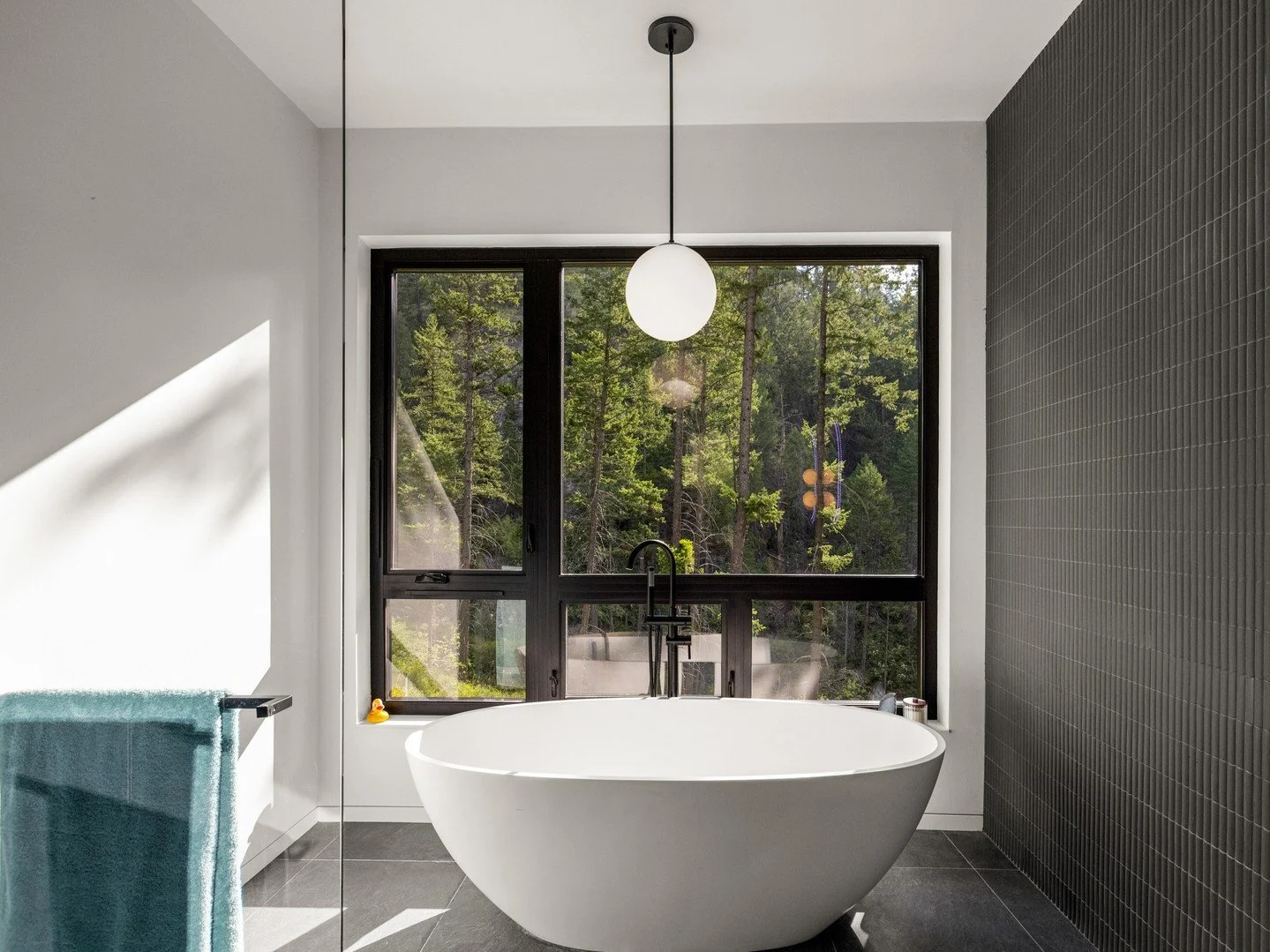 Elevated mountain soaking. Standalone tub meets raw Italian basalt.

📸: photos by @kittykatboombat
📐: designed by @taylormckaydesign