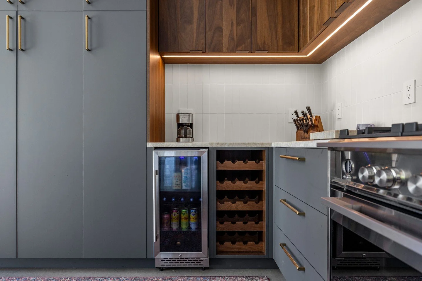Italian slate veneer and black walnut cabinets, backlit with integrated under-cabinet LED lighting.

📸: photos by @kittykatboombat
📐: designed by @taylormckaydesign