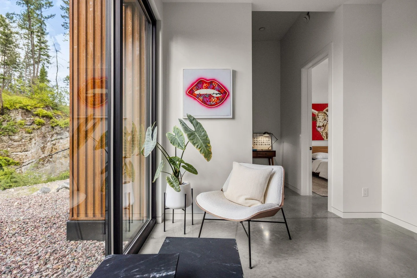 Modern art for a modern entry

📸: photos by @kittykatboombat
📐: designed by @taylormckaydesign