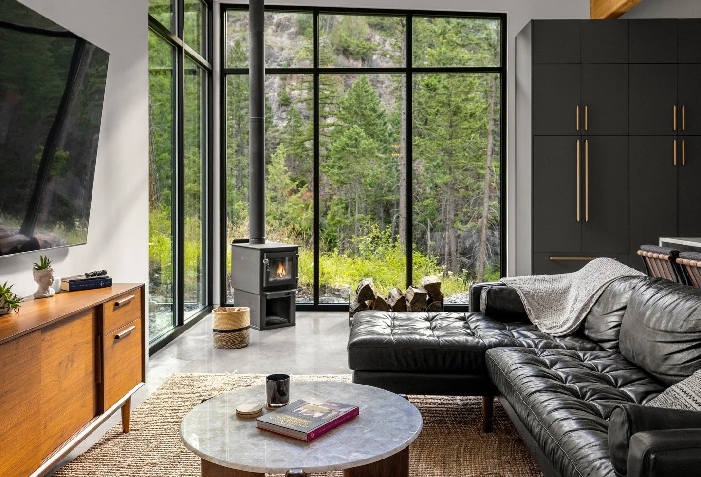 Cozy living room and a wood-stove fireplace. Ready for winter. ❄️🔥

📸: photos by @kittykatboombat
📐: designed by @taylormckaydesign