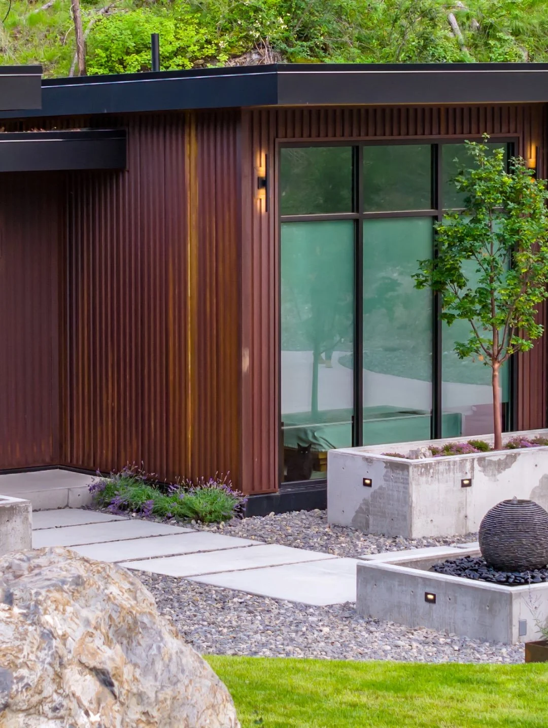 Corten steel accents, commercial storefront glass, and a bird-friendly fountain. Proof that sleek design and nature can play nicely together.

📸 @kittykatboombat 
📐 designed by @lyonsbuilt Founder Jake Lyons