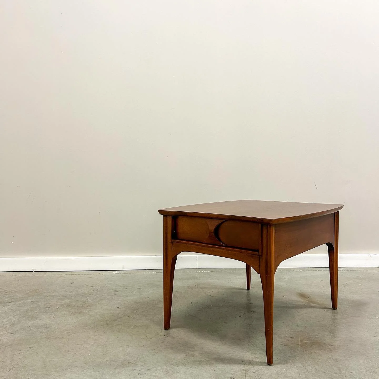 This Kent Coffey Perspecta side table has the classic curved pull, tapered legs, and a freshly refurbished top that shows off the grain beautifully. A timeless piece that&rsquo;s ready for a new home.

24&rdquo; W x 30&rdquo; D x 20.25&rdquo; H 

#ke