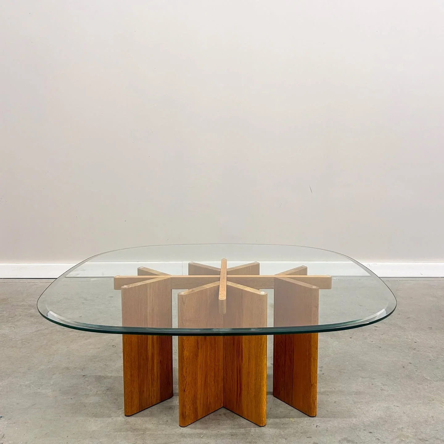 Falling hard for this Danish modern teak and glass coffee table. The sculptural base and thick beveled glass top, quality you can feel. A few light vintage scratches but zero chips. DM for details or tap the link in bio to shop.

42&rdquo; L x 42&rdq