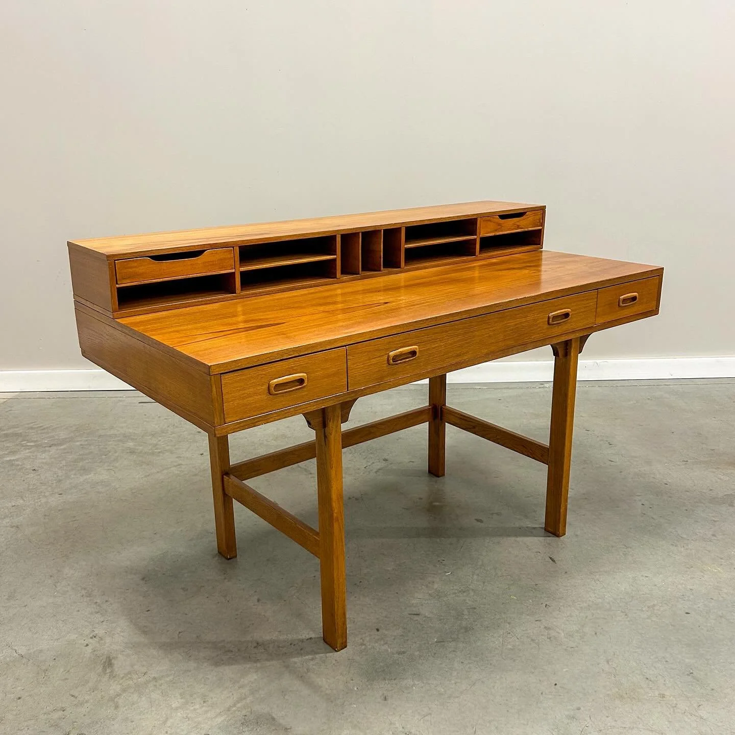 Mid century Danish design defined by balance, clarity, and quiet detail. Refinished teak surfaces reveal a warm, natural grain that feels timeless yet modern.
Inspired by the work of Peter Lovig Nielsen, this desk brings refined presence to any inter
