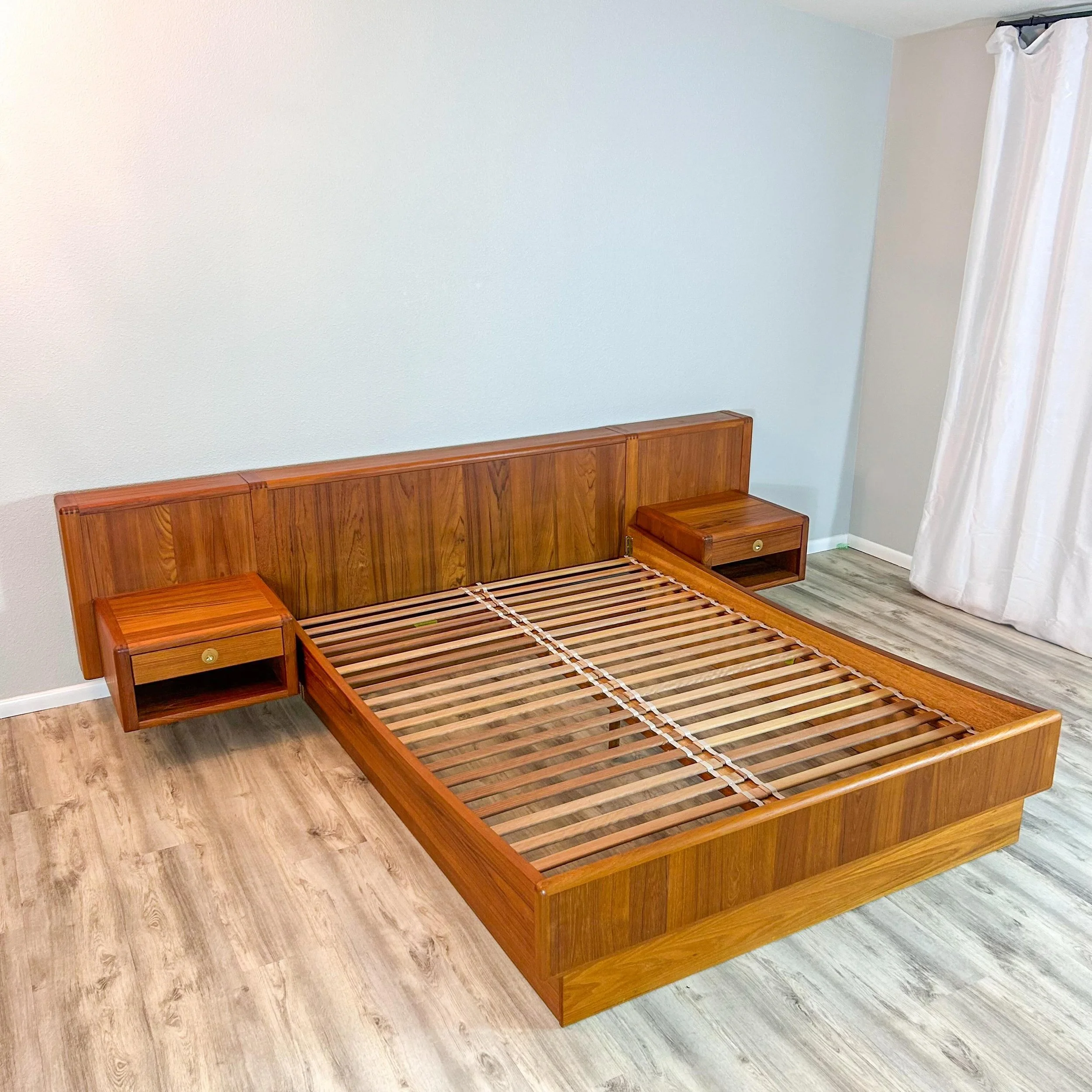 From the swooping side rails to the stunning flush mount brass pulls, I can&rsquo;t get enough of the design of this D-Scan platform bed from their Captain Line. It&rsquo;s got room to store all your bedside essentials in style. Available now!

112&r