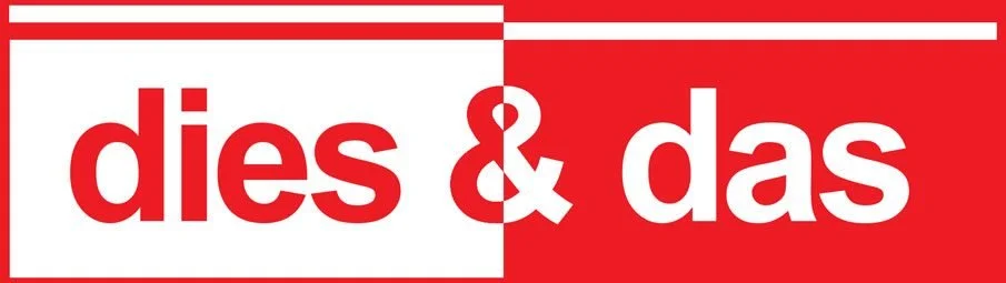 Grafik mit rotem und weißem Hintergrund, auf dem die Wörter "dies & das" in großen roten Buchstaben stehen.