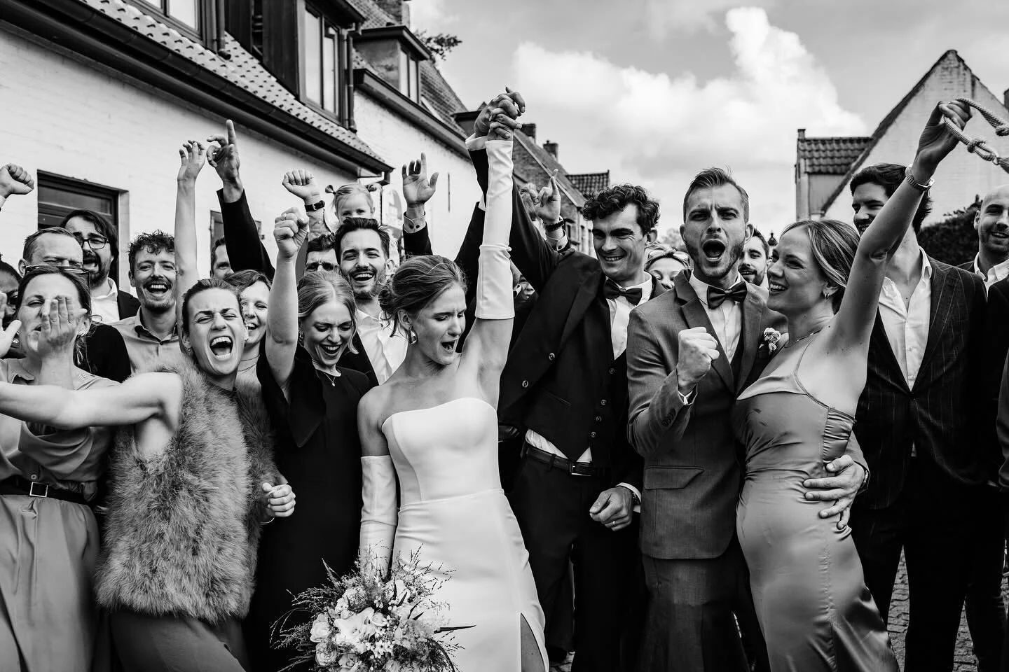 Zo van die betere groepsfoto&rsquo;s 😌

#trouwfotograaf #trouwfotografie #huwelijksfotograaf #verloofd #bridetobe #theweddinglegends #wedding #trouwenin2025 #trouwenin2024 #iktrouwbelgisch #trouweninhetbuitenland #destinationwedding #elopement #look