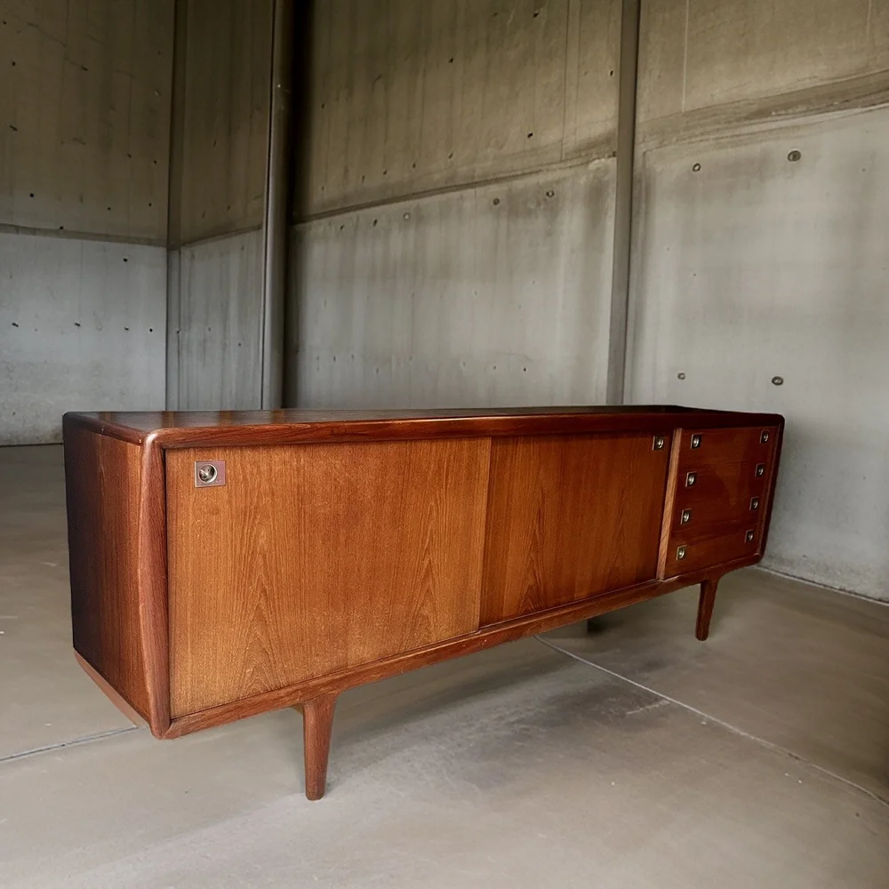 値下 / TEAK SIDEBOARD BY H.P. HANSEN, DENMARK 1960s 北欧 ヴィンテージ ミッドセンチュリー　サイドボード Vintage Danish Teak Sideboard by H.P. Hansen, 1960s for sale at Pamono