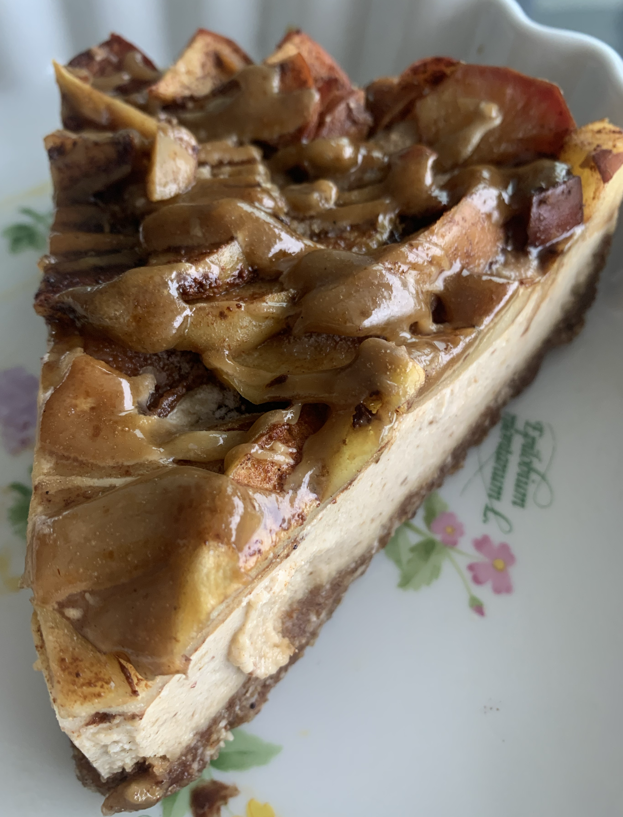 Raw caramel apple cheesecake