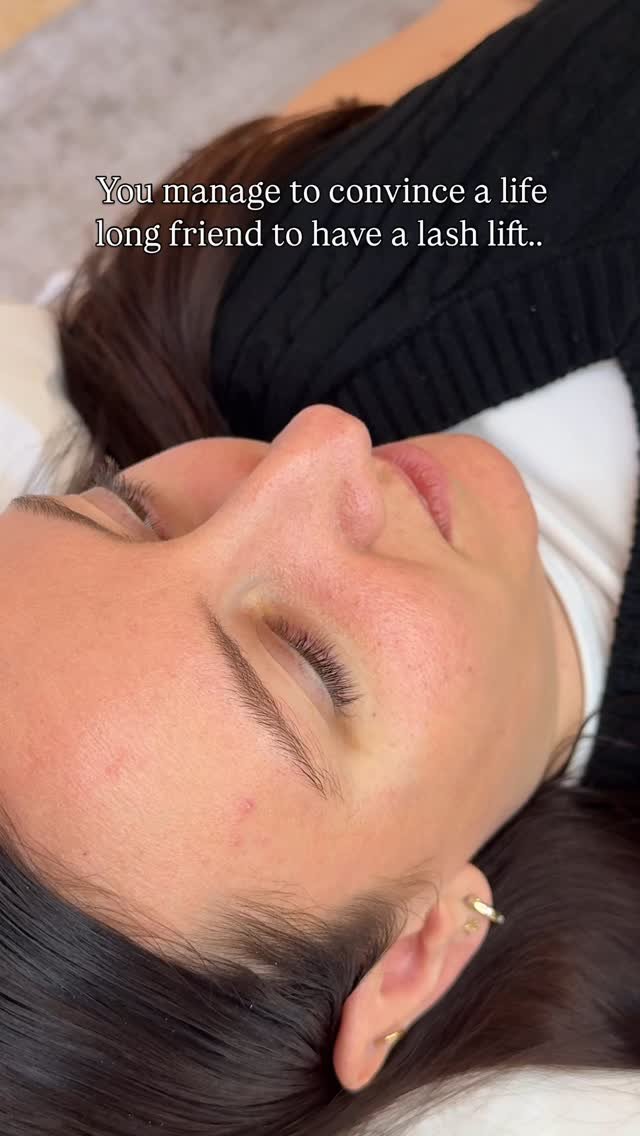 Lash with me 🫶🏼
As someone who hasn’t had her lashes and brows waxed in years, I asked Sara to come in to try my new @noemiprofessional.uk tints- naturally long straight lashes to a lash lift to add a natural lift and curl for everyday (with
