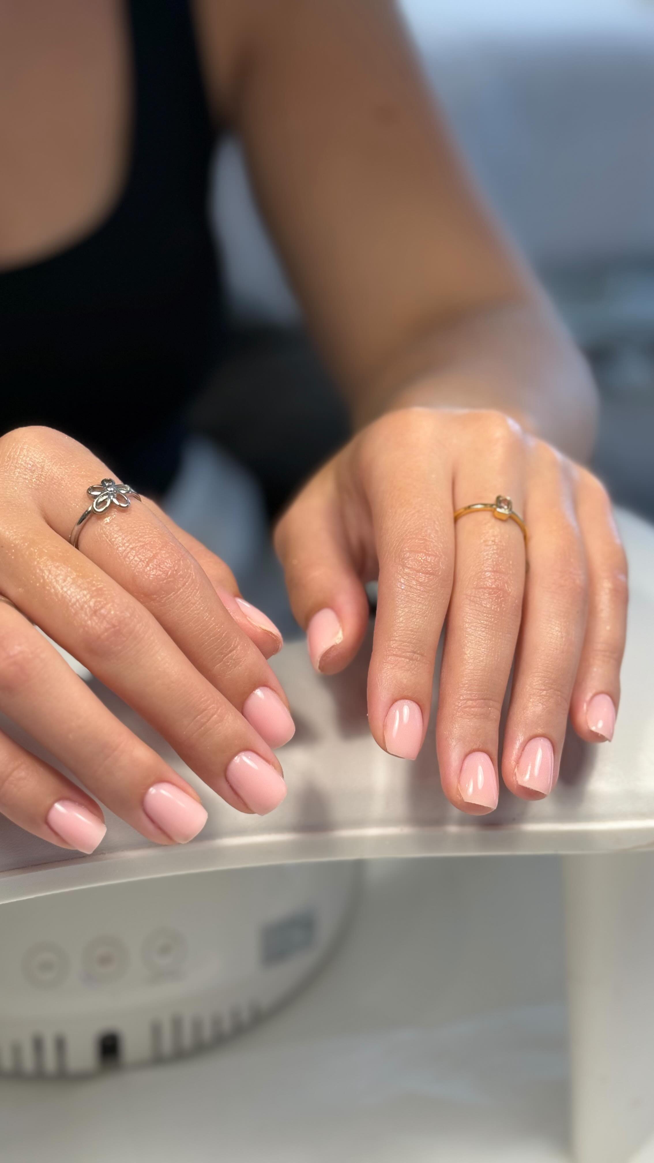 Classically clean application 🧼
Mix of Baby and Dolly 🩰🌸
Prep @victoriavynn @lucypastorellitools_ @staleks_official_uk
Base, builder and top coat @the_gelbottle_inc
Finishing touches @ritualscosmetics @nuxe_uk @officialnavyprofessional #russi