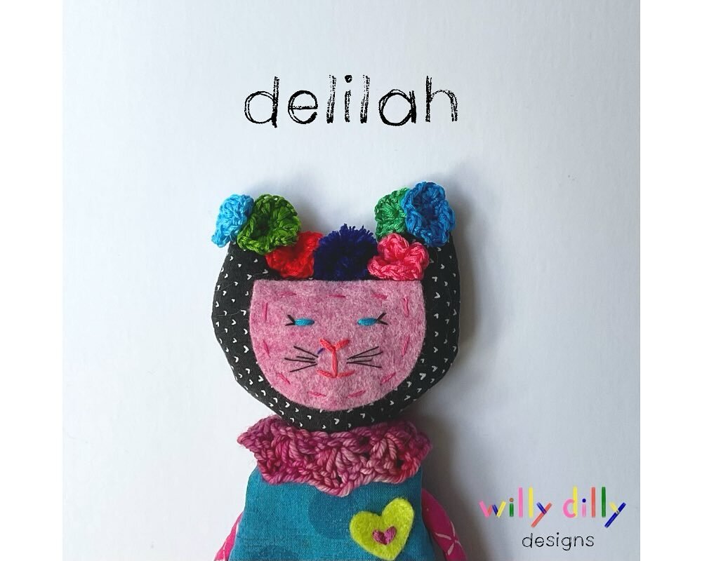 Hey There Delilah!  View the entire &ldquo;You Had Me at Meow&rdquo; art doll collection at willydillydesigns.com or click 🔗 in bio. 🩷💙&hearts;️
.
.
.
#dollmaker #dollmakerscommunity #goimagineshops #goimagine #handmadeforgood #caringcommunity #wi