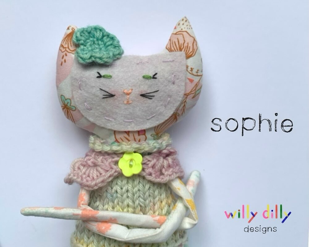 Yup.  It&rsquo;s that day of the week again.  Sophie says, &ldquo;Happy Caturday!&rdquo;
.
.
.
#willydillydesigns #handmadeforgood #goimagine #goimagineshops #happycaturday #caturday #handmadedoll #artdolls #dollmaker #dollcollector #catsofinstagram 