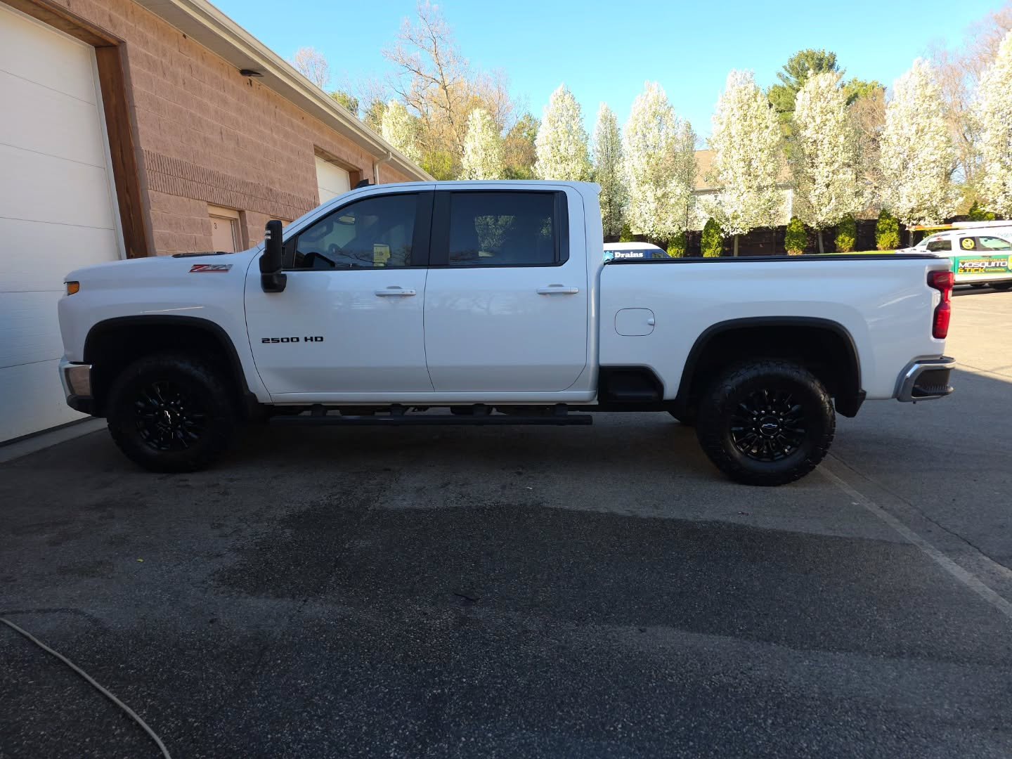 Correction and coated with #sb3coating Thirty3 three years ceramic for this Chevy! Benz got a polish and one year coating to get it ready for the golf season!
#detailersofinstagram #cleancar #mercedes #chevytrucks
