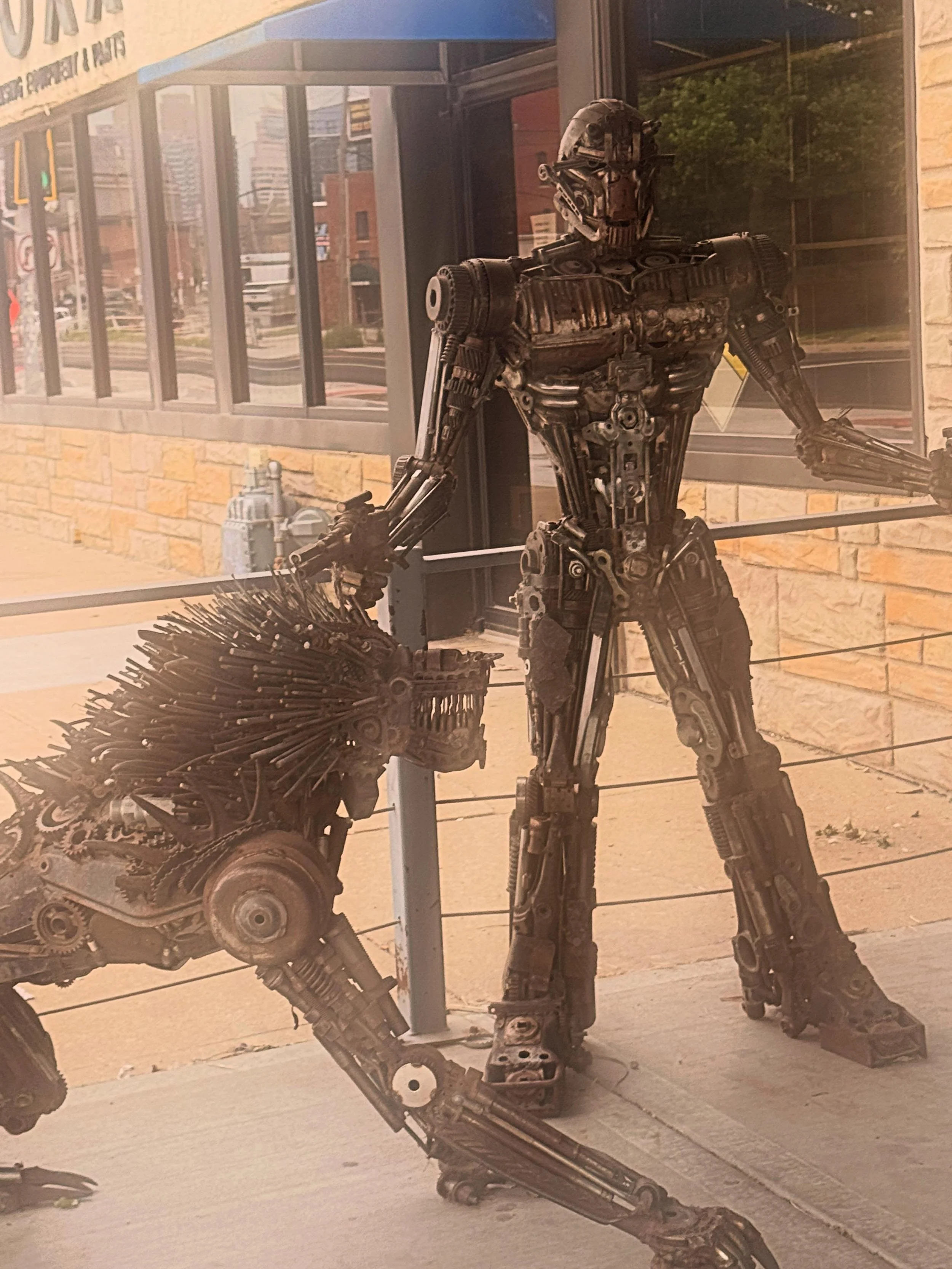 Spent some time wondering today&hellip;these creatures have caught my eye more than once. Anyone recognize where we were? #thewonderingeggs #kansascitymo #crossroads #metalwork #metalart