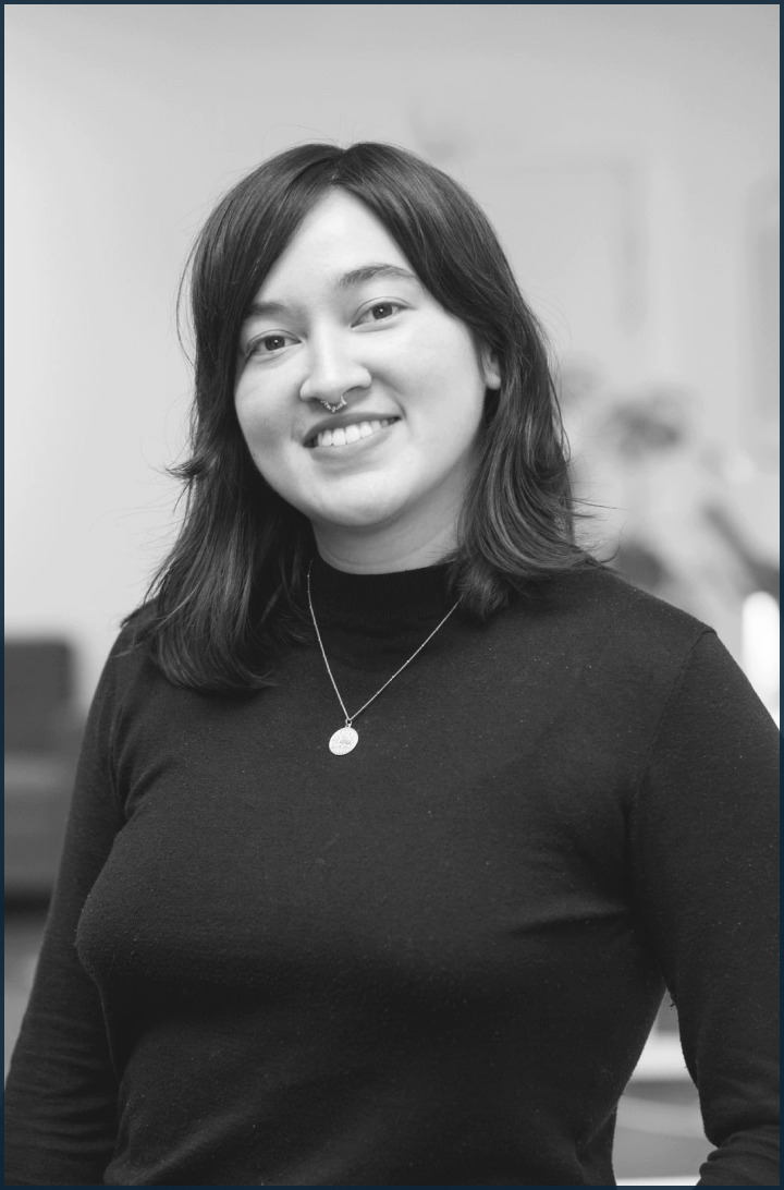 Portait en noir et blanc de Sarah Balzer, architecte d'intérieur