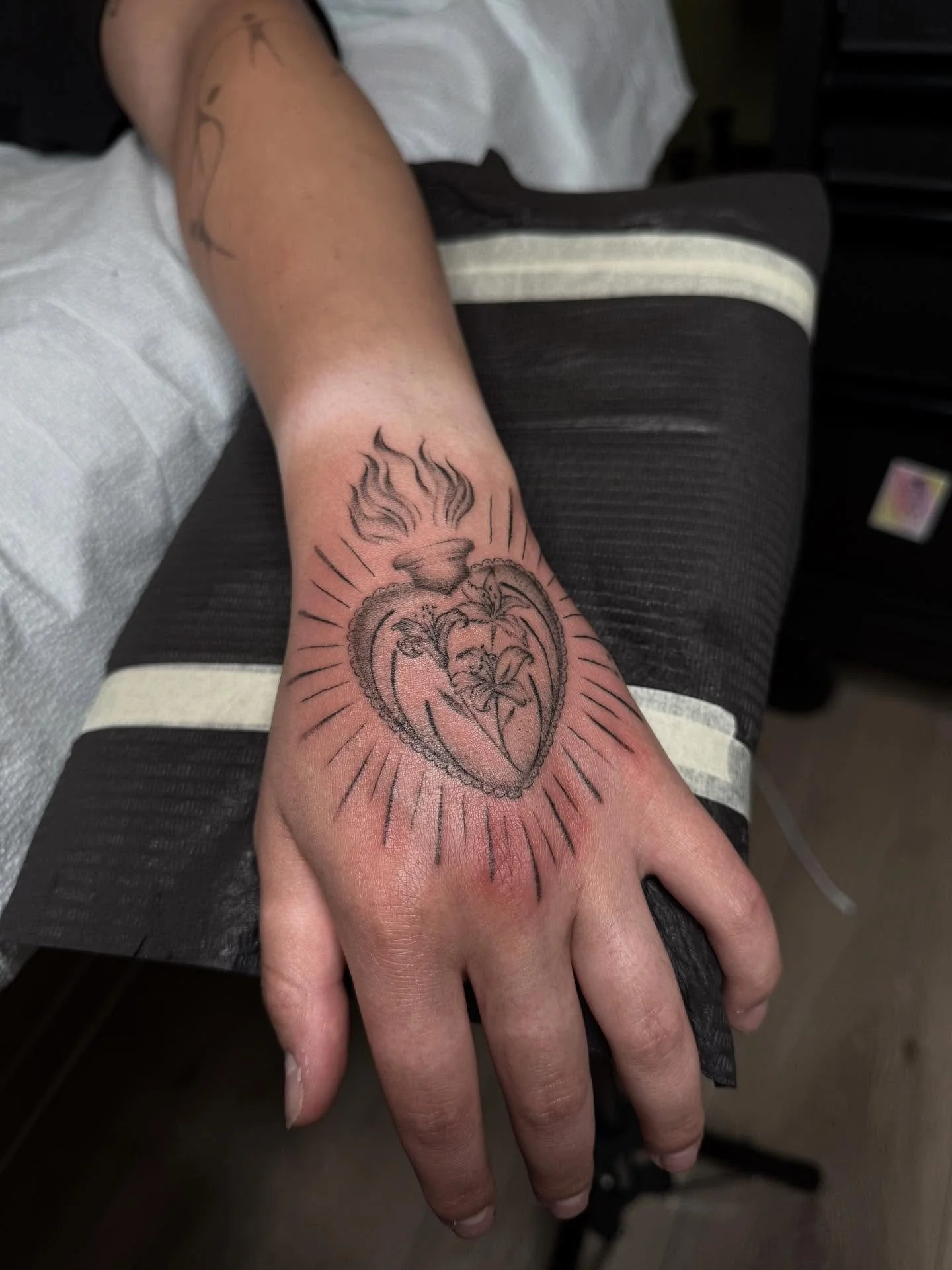 Events coming up! 

I&rsquo;ll be slinging $100 tats TOMORROW at @graveface_chicago from 2pm-8pm for their new tattoo exhibit! There will be Dj&rsquo;s and it&rsquo;s byob! 
I&rsquo;ll be posting flash later today on my story so spread the word! 

Ju