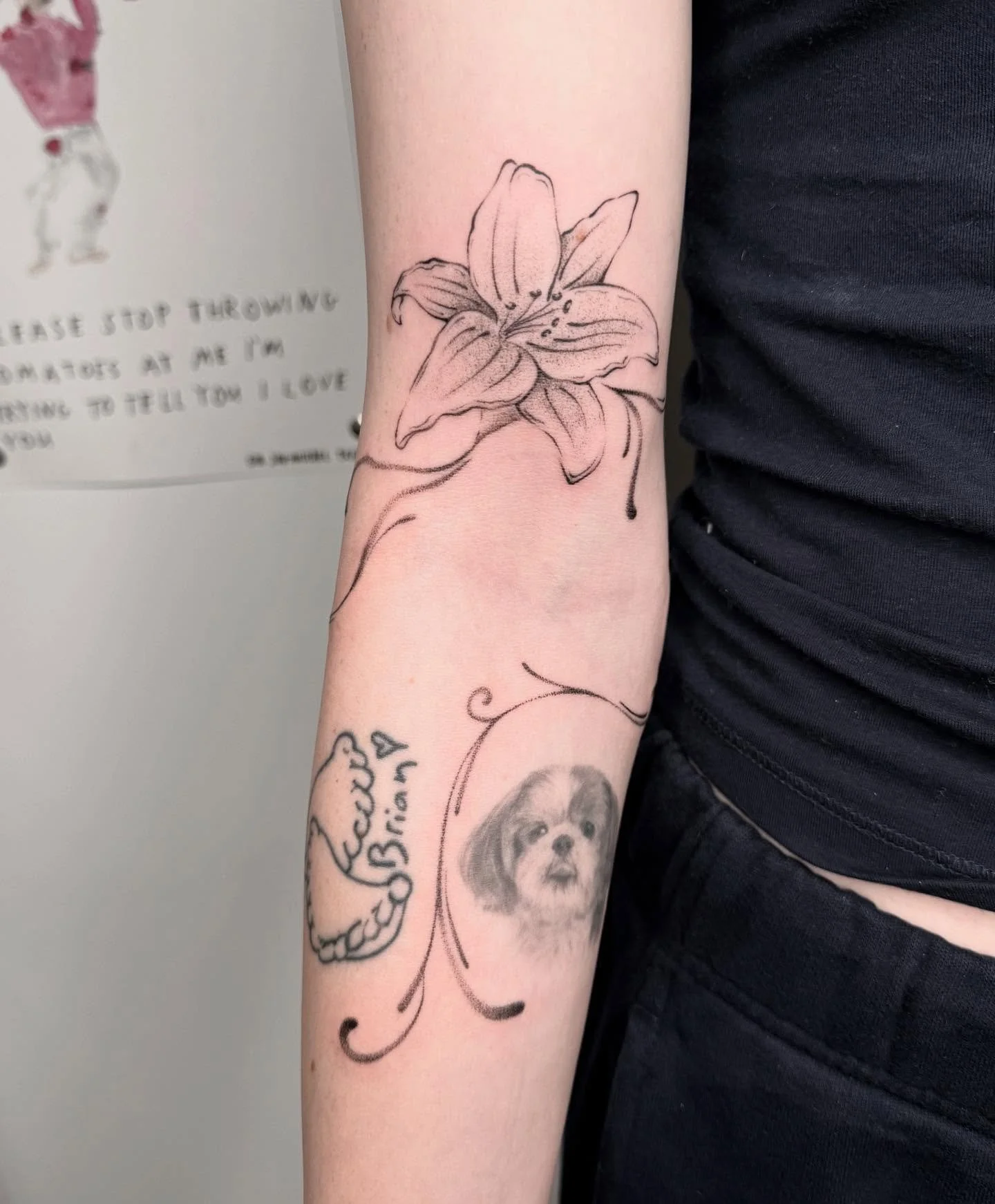 Did this free hand flower to fill in some space! 
Would love to work on more pieces that flow with body 
.
.
Booking June, July, and August in Chicago 
.
.
,
.
.
#qttr #queertattoo #queerart #chicagotattoo #illinoistattoo
