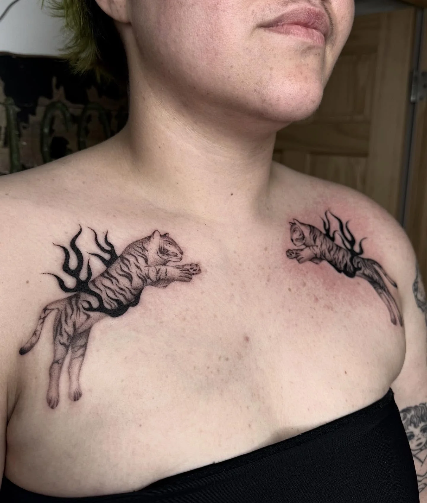 Me OW 😍 
Booking Chicago the rest of the year and January 
NYC DEC 2-6 
.
.
.
.
.
.
.
#chicagotattoo #nyctattoo #illinoistattoo #tigertattoo #qttr