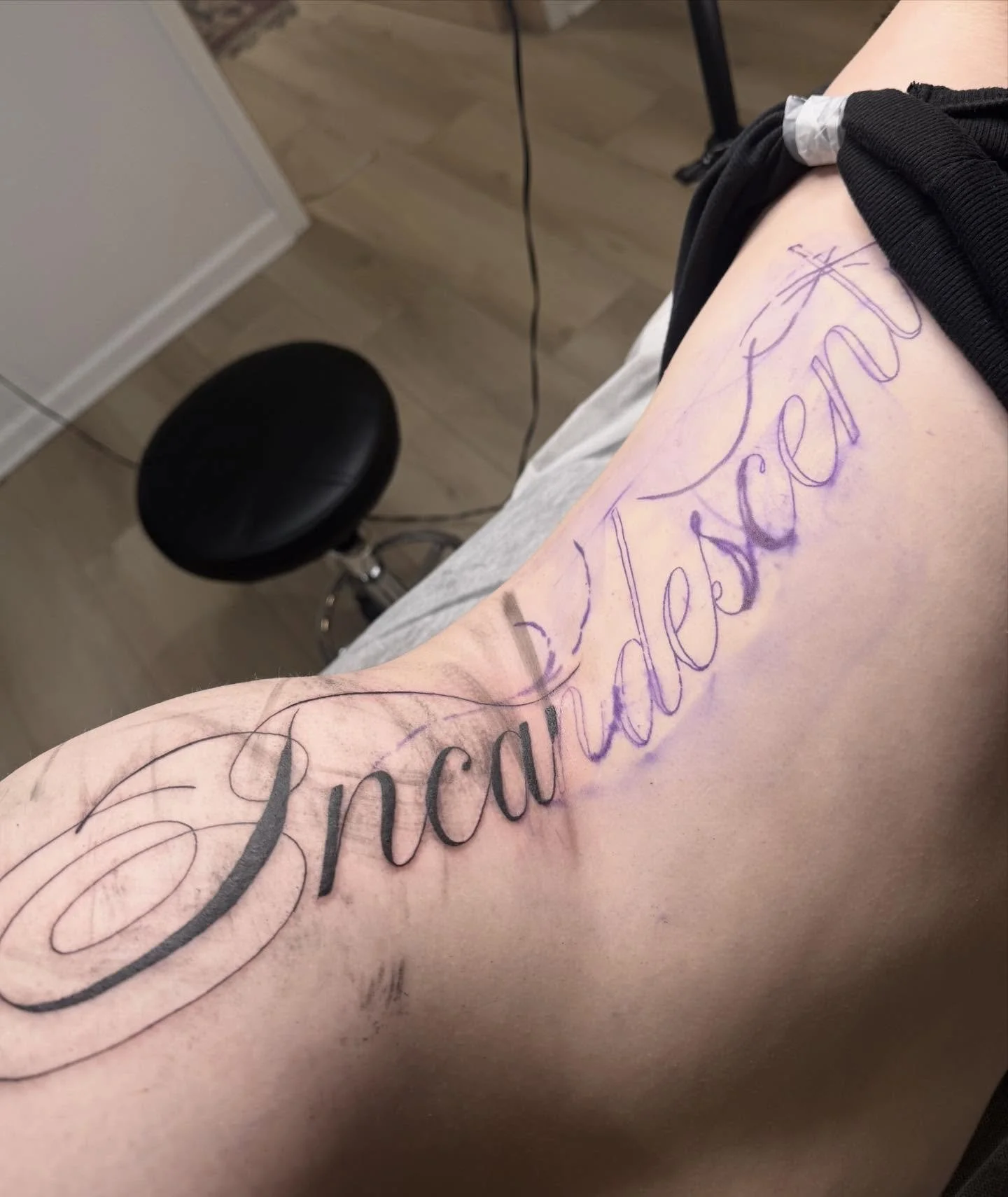 Was a little too red and swollen for good photos but these were the best ones to come out! 
Would love to do bigger pieces like this! 
Each text is a custom font that I make by combining different fonts so it&rsquo;s unique to you and your body 
.
Bo