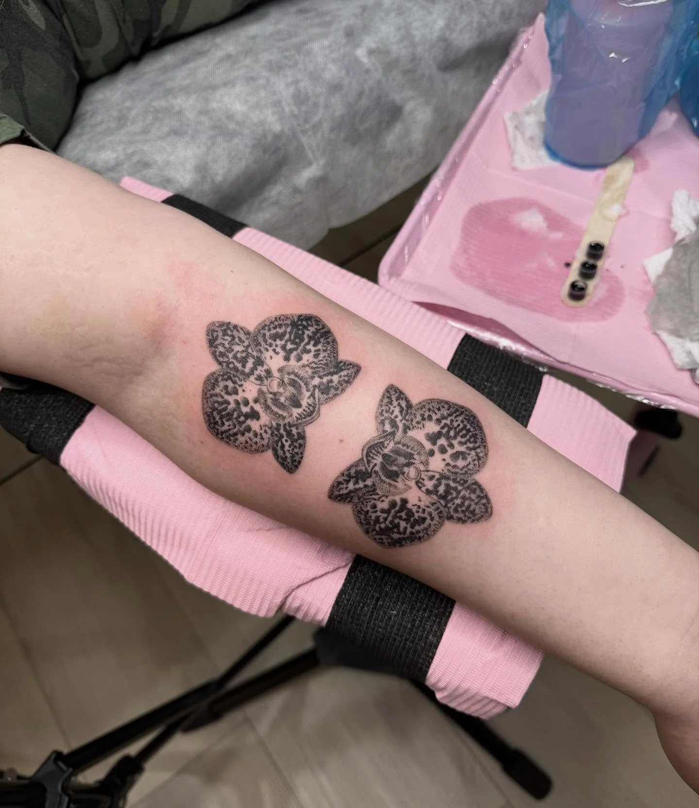 Some floral for the feed. Some new, some old, and one real 
.
.
BOOKING NYC DEC 2-6
And Chicago the rest of the year, January, and February 
.
.
,
.
.
#chicagotattoo #qttr #nyctattoo #flowertattoo #brooklyntattoo