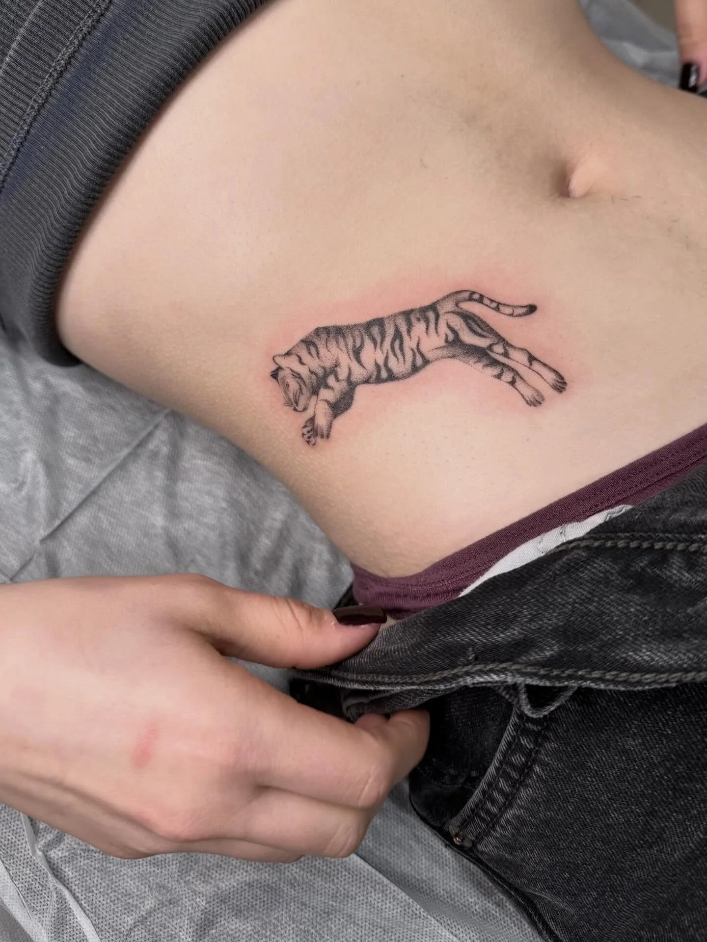 More tummy tats please!!! This was from a flash piece I drew a while back. Happy to do throwbacks :) 
:
:
:
:
#chicagotattoo #tigertattoo #illinoistattoo #nyctattoo #qttr