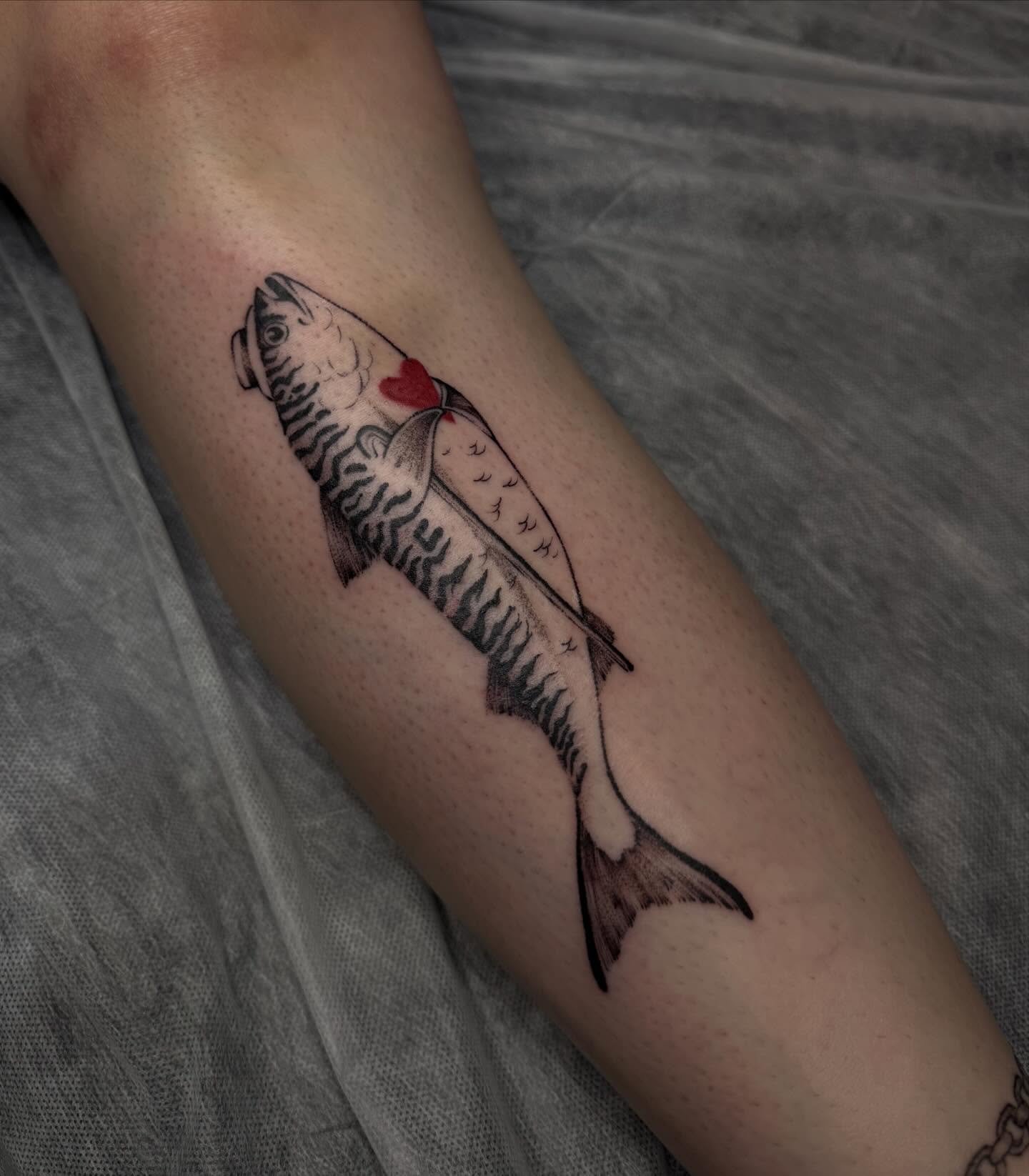 Old flash that I&rsquo;m still obsessed with doing 
.
.
Booking Chicago for the next 4 months 
NYC March 28-April 1
Austin April 23-27 
.
.
.
.
#chicagotattoo #nyctattoo #austintattoo #fishtattoo #qttr