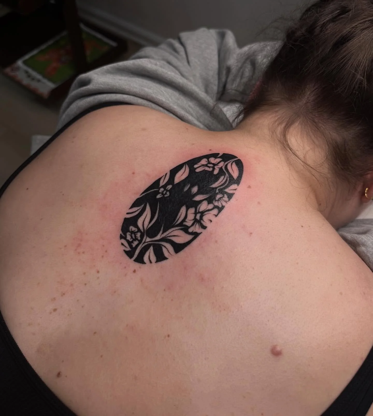 Hand drawn cover up (the oval was the only stencil) 
Honestly cover ups are some of my fav to do and this one was probably one of my favorites 
Thankful for clients that trust me <3
.
.
Booking Chicago the next 3 months. Dm me or fill the form out