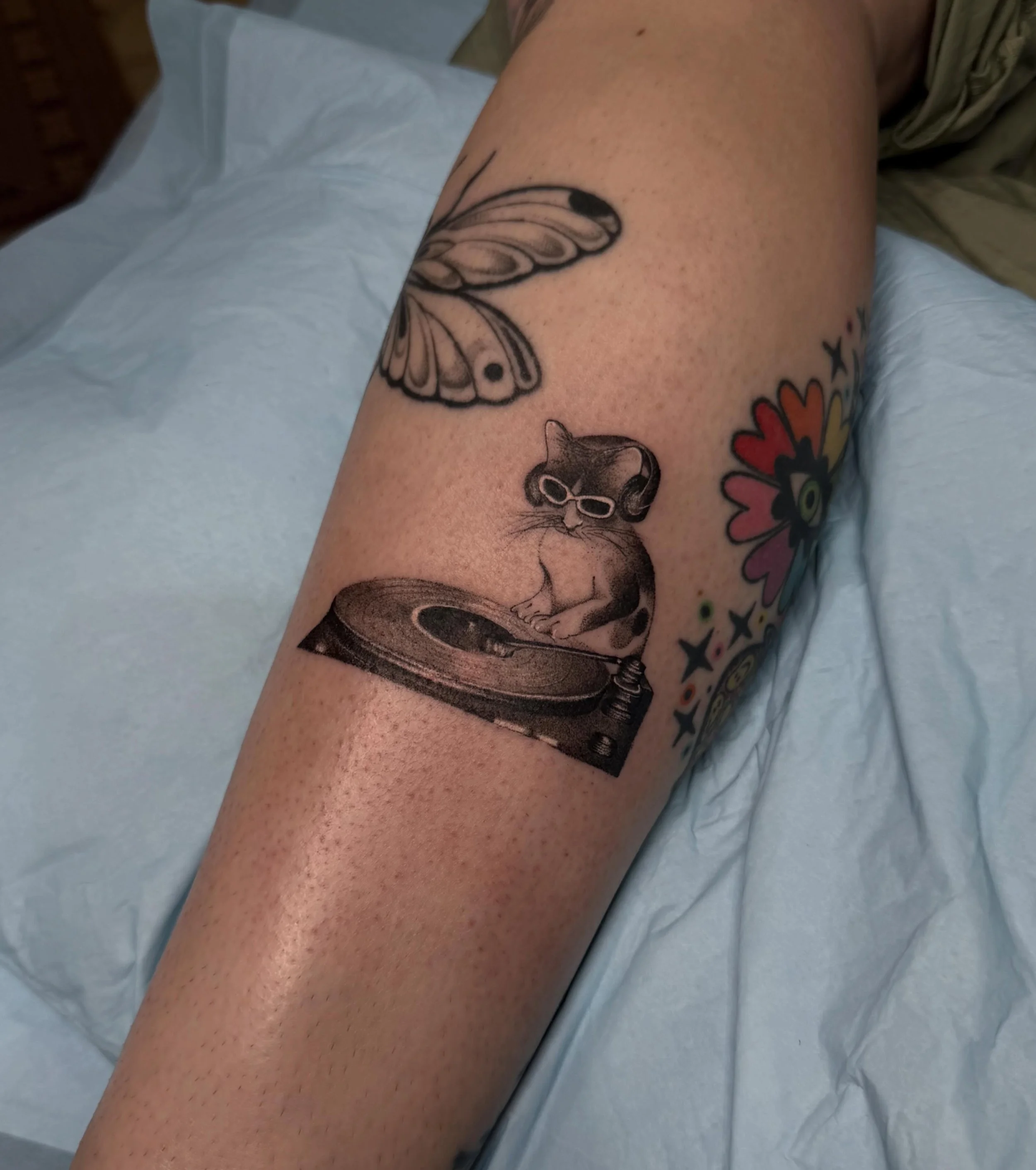 Play that funky music! 
:
Booking Chicago! 
I&rsquo;ll be out of town May 25-29 so let&rsquo;s do fun stuff when I get back! 
.
.
.
#qttr #chicagotattoo