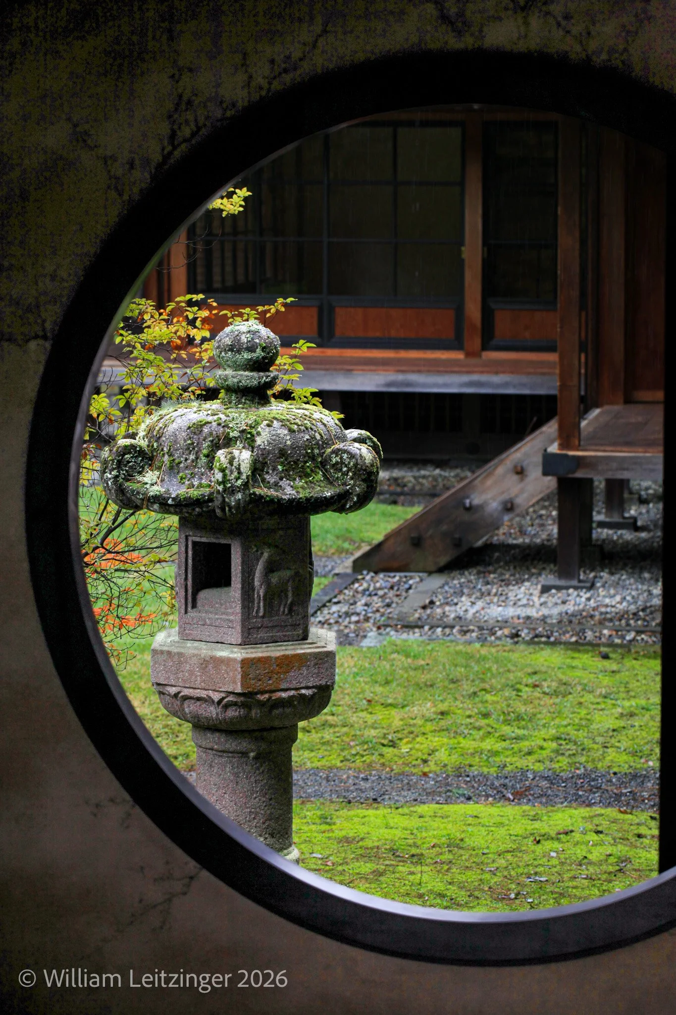 20131019-Japan-Looking_Outside_Through_Round_Window_of_Temple-01-(Copyright).jpg