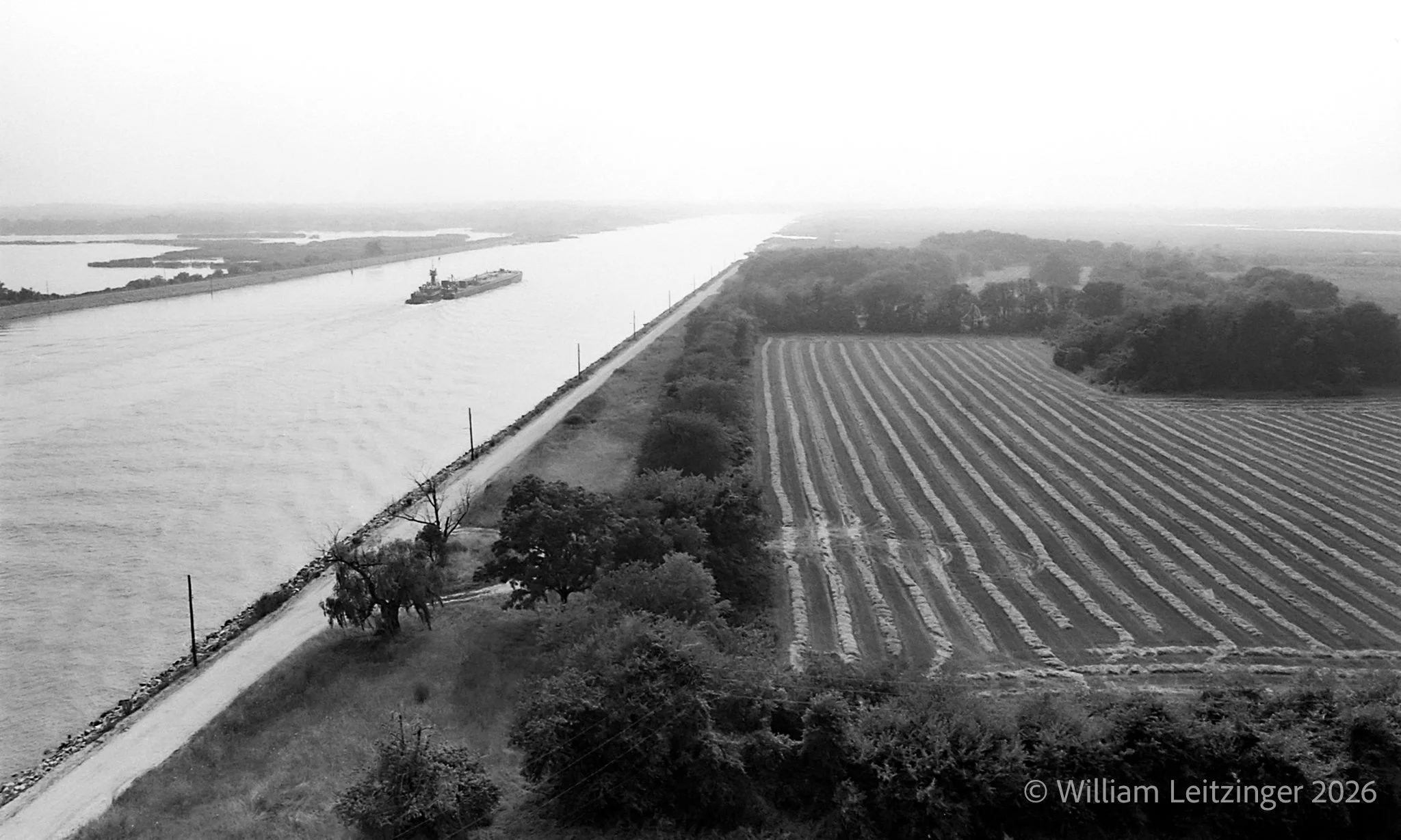 19780712-Old_Photo-Landscape-DE-Delaware_City-Tugboat_Pushing_Ship_Thru_C&D_Canal-128.jpg