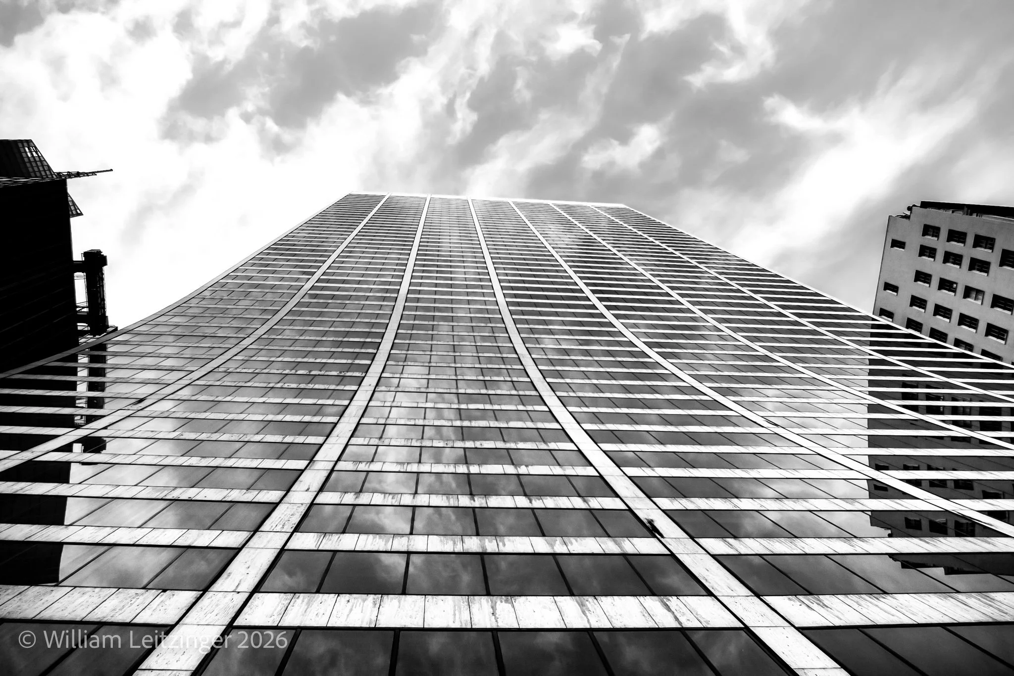 20090930-Urban-NY-New_York-Looking_Up_at_Skyscraper-01-B&W(Copyright).jpg