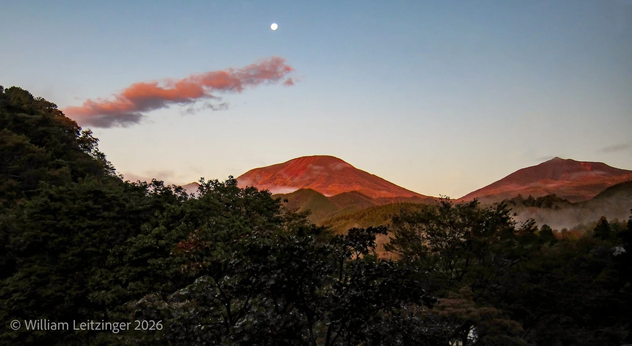 20131020-Travel-Japan-Nikko-Sunrise_Sunlight_on_Mountain-01-(Copyright).jpg
