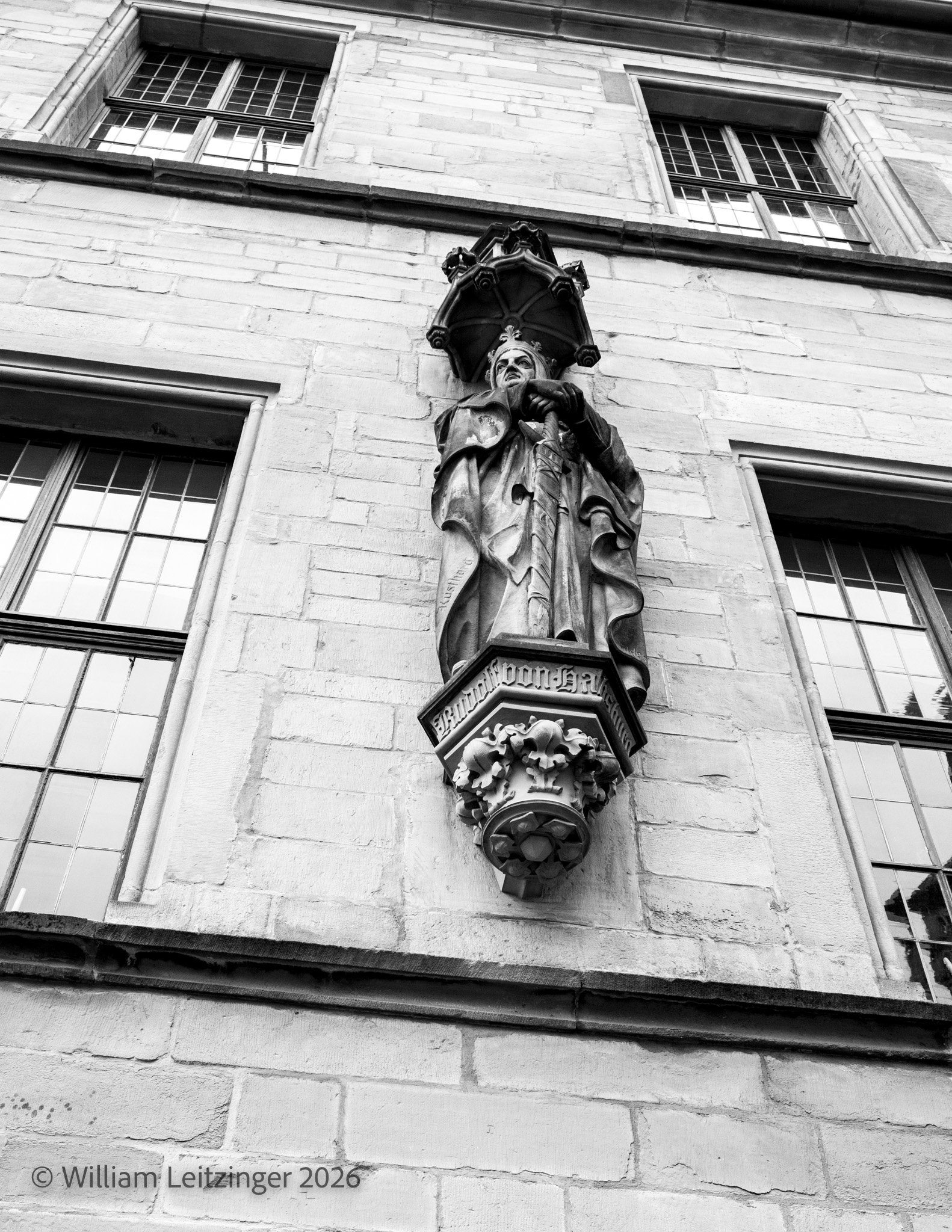 20101102-Travel-Austria-Osnbrueck-Stern_Statue_on_Building_Wall-01-B&W-(Copyright).jpg