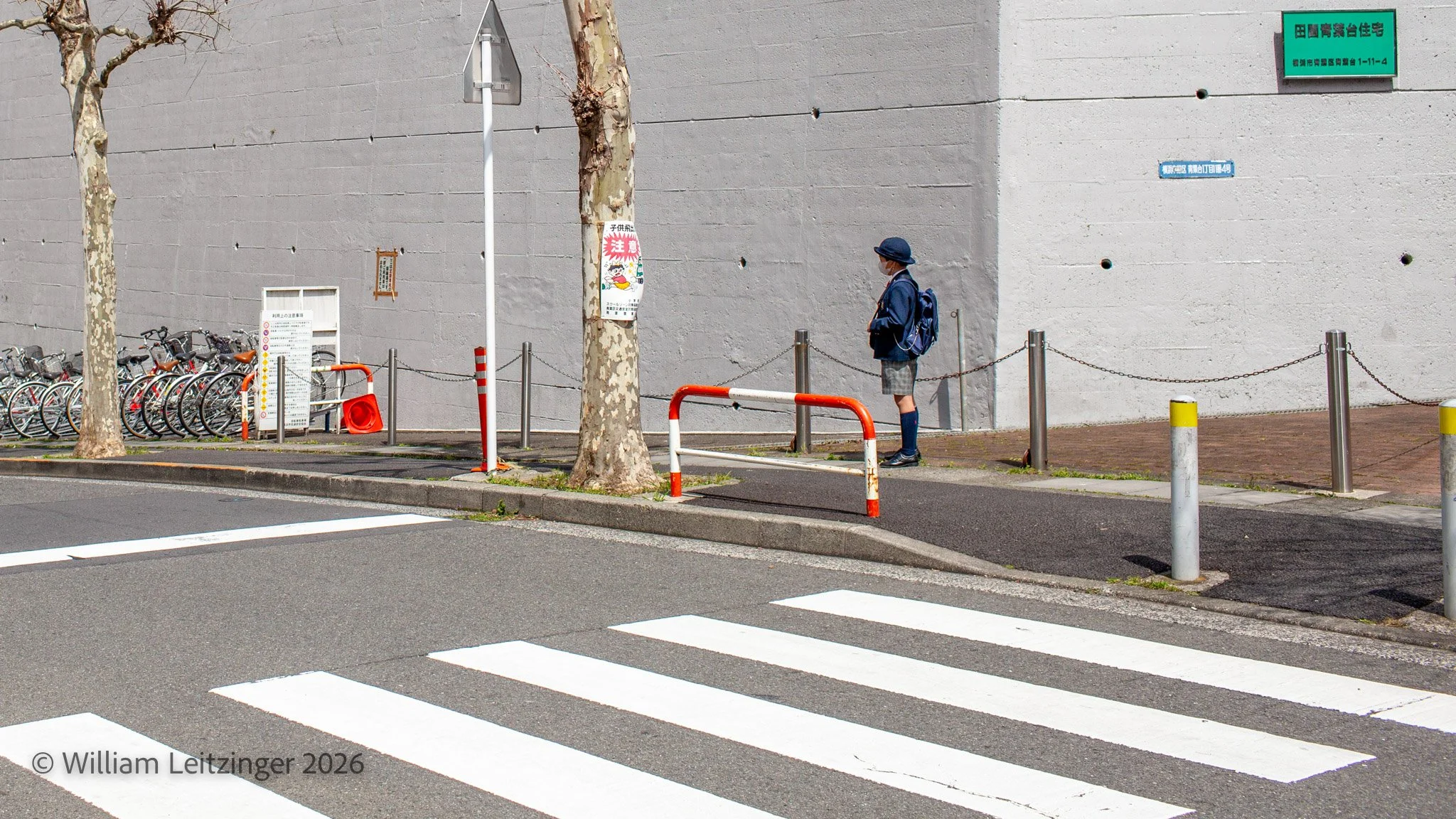 20100409-Urban-Japan_Child_Waiting_for_Bus-Edit-(Copyright).jpg