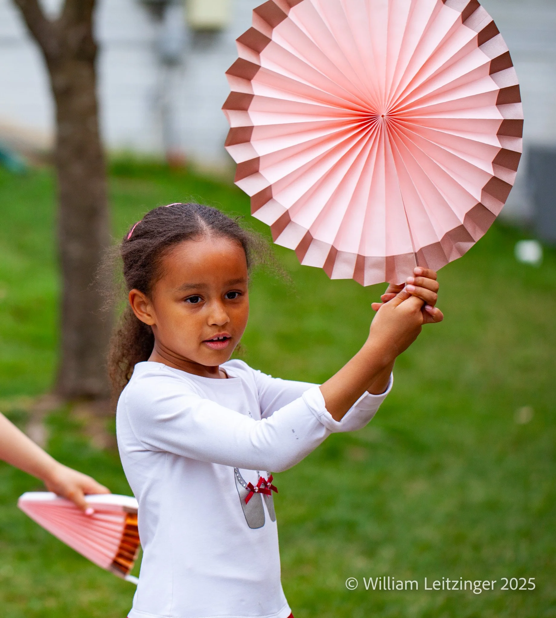 20210327-Portrait-VA-Herndon-Girl_with_Round_Fan-01-(Copyright).jpg