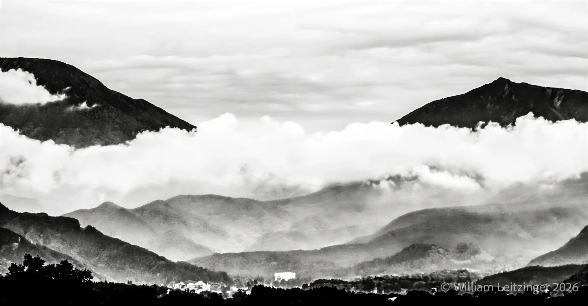 20131018-Nature-Landscape-Travel-Japan-Mountains_with_Fog-9789-B&W-(Copyright) copy.jpg