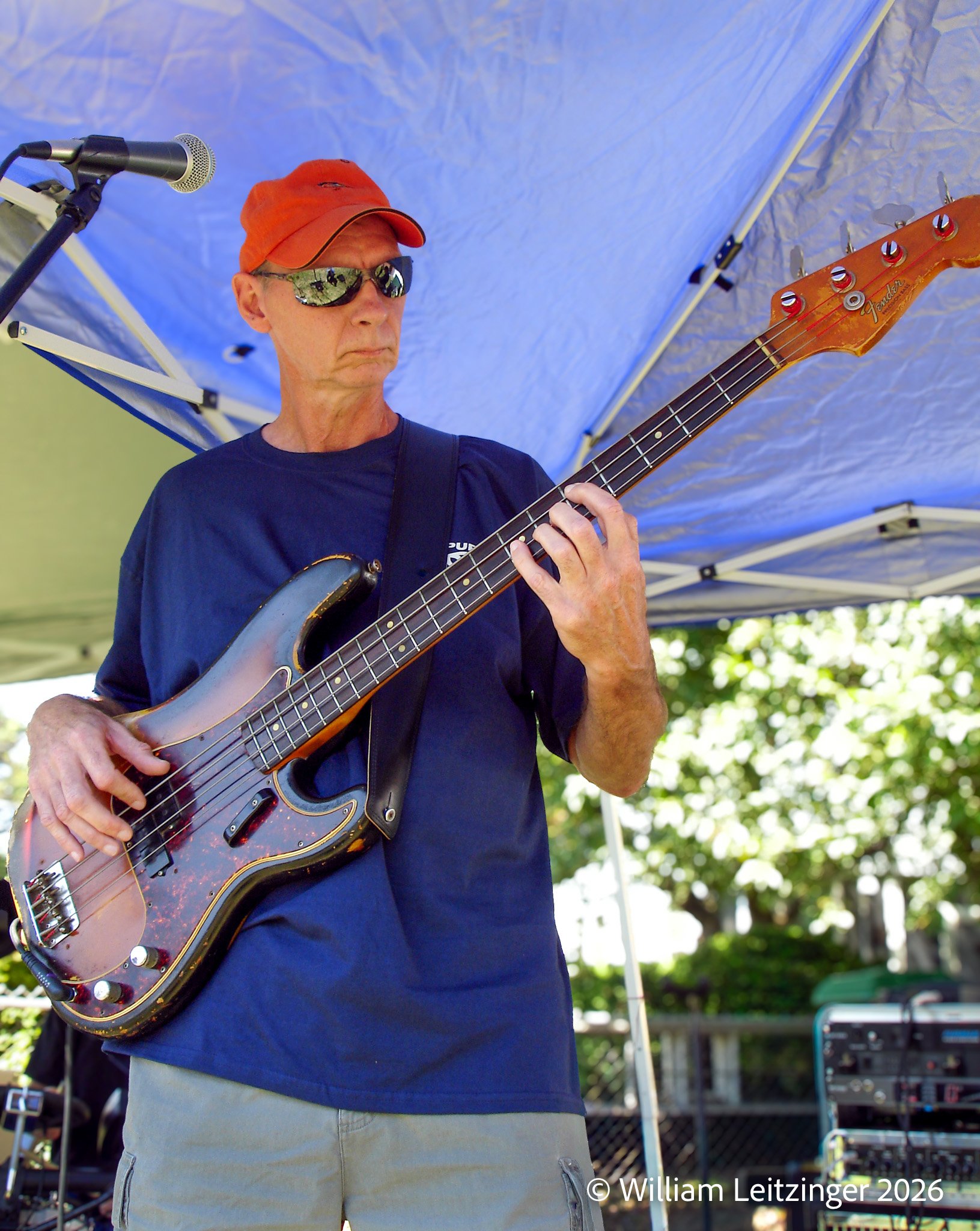 20070817-Portrait-Travel-DE-Middletown-Old_Man_Playing_Bass_Guitar-01-(Copyright).jpg