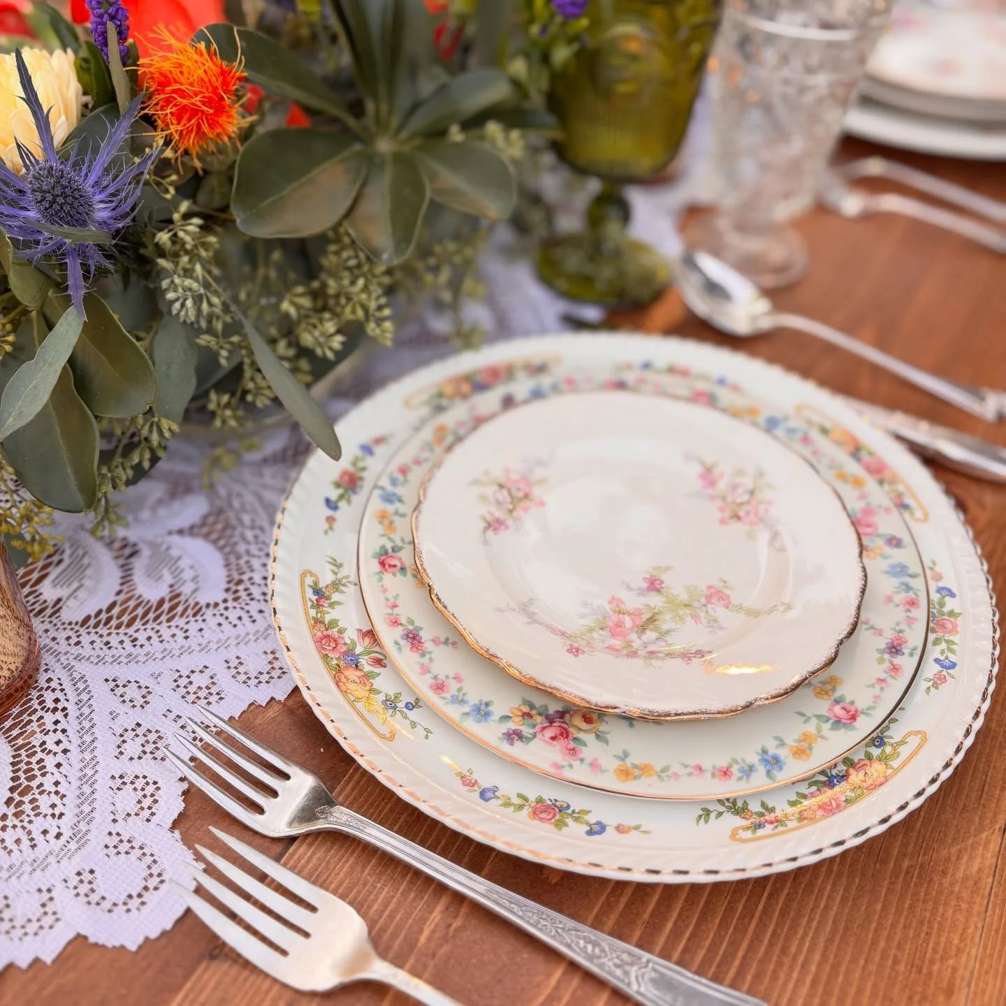 Vintage plates have a magic of their own &mdash; mix a few patterns, blend eras, add florals and candlelight, and suddenly you&rsquo;ve created an entirely new story. ✨ 

One of my favorite things about vintage china is how effortlessly it transforms