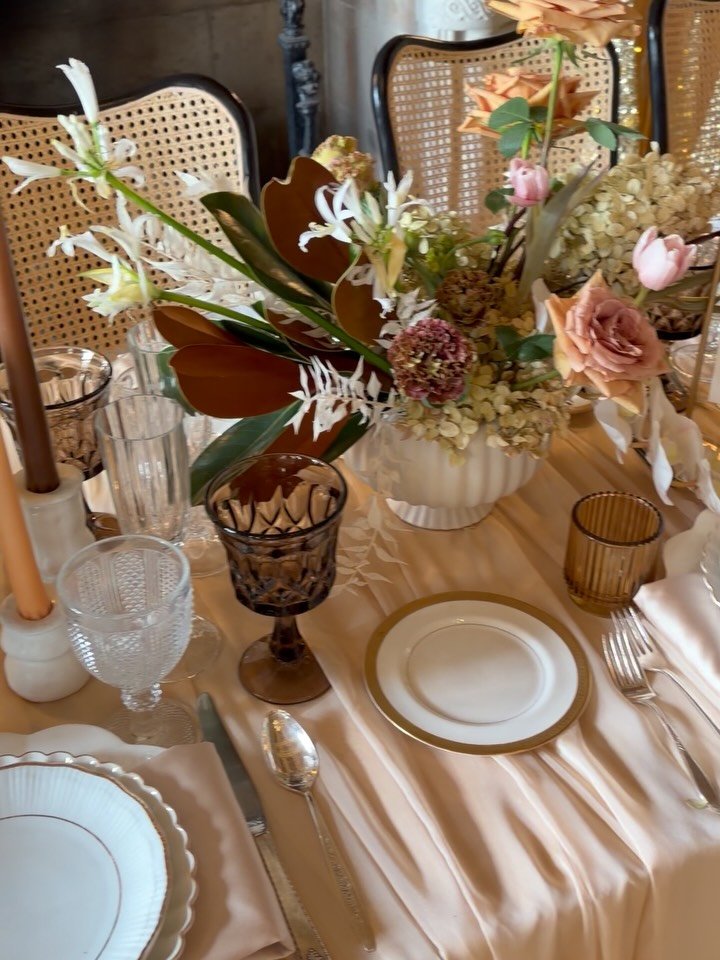 ✨ Warm browns, golden light, and softly layered textures set the tone for this stunning styled shoot at the historic War Memorial in Grosse Pointe. The gold-rimmed china, rich brown goblets, and romantic florals created an elevated tablescape that fe