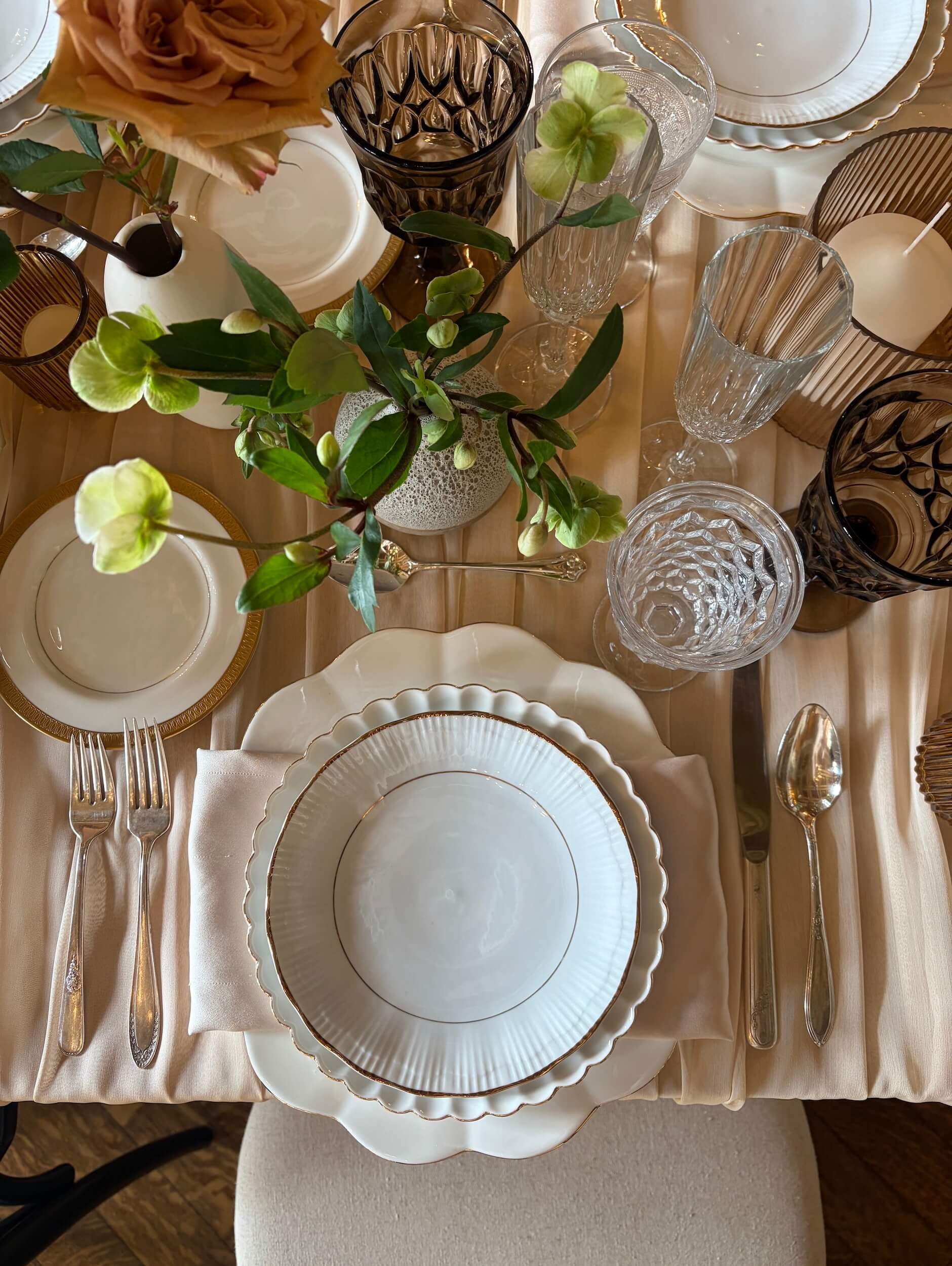 Finding Harmony: Balancing Vintage Aesthetics with Modern Trends in Event Decor