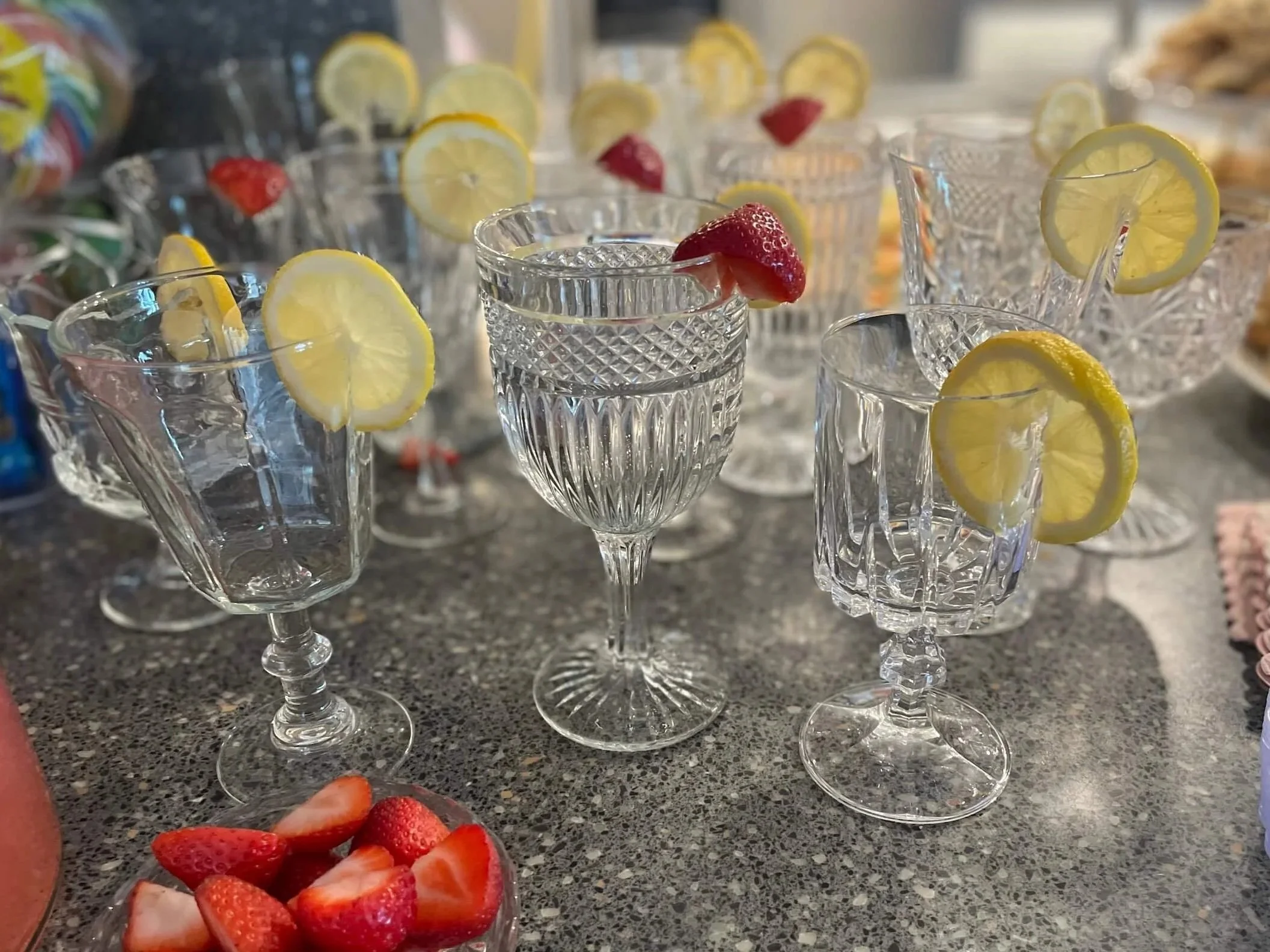 Clear+Goblets+with+Lemon+wedges+as+party.jpg