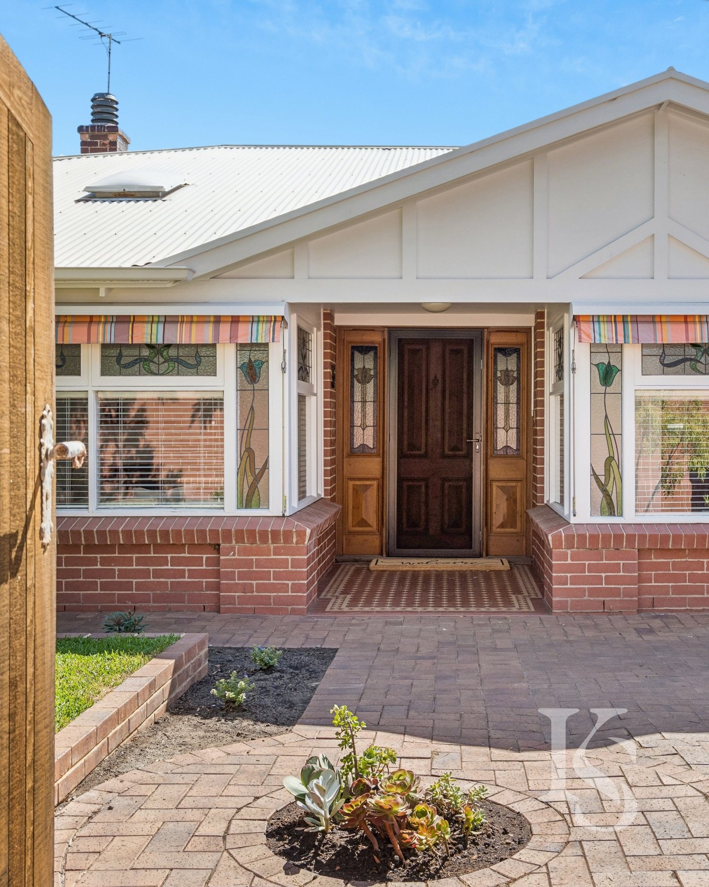 SALE // 📍5 Surrey Street, Grange

Where timeless character meets coastal ease, this circa 1930 Grange bungalow is a beautiful classic. Four bedrooms, two bathrooms and poolside entertaining &ndash; all just moments from Grange Beach. 

📲 Contact Lu