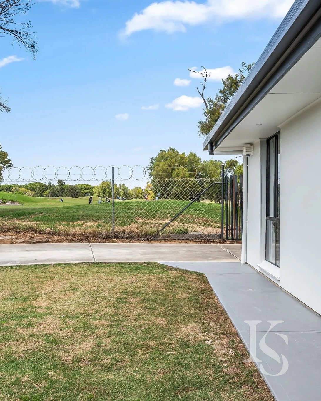 FOR LEASE // 📍8 Everard Court, West Lakes

With sweeping views across the West Lakes Golf Course and the shimmering lake just moments away, this spacious four bedroom home delivers relaxed, low-maintenance living in one of Adelaide&rsquo;s most soug