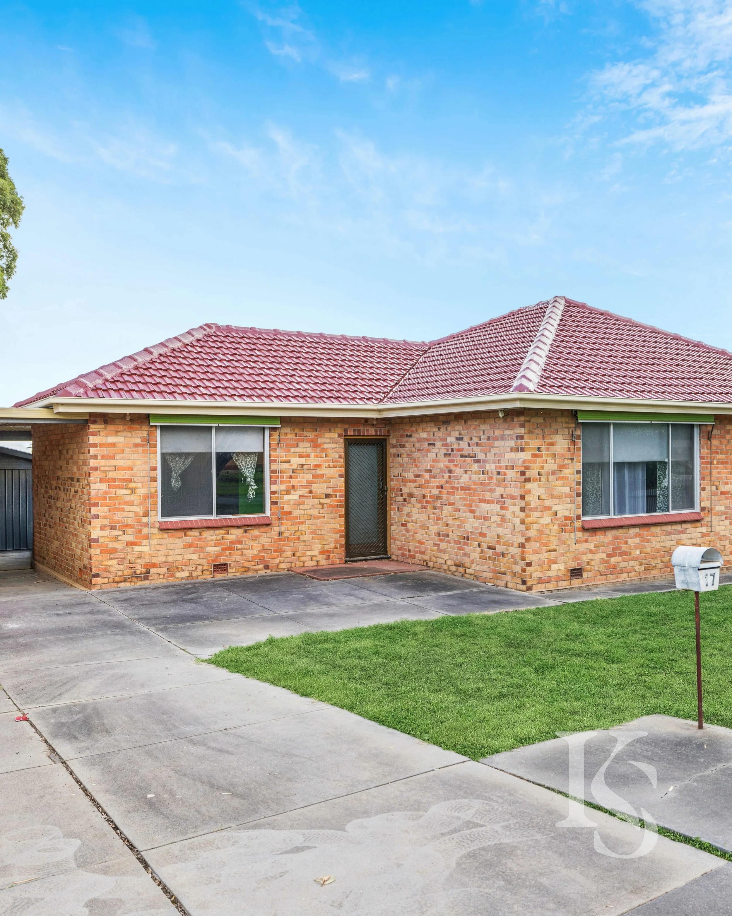 SALE // 📍17 Browning Street, Tea Tree Gully

Set on a prime 741m2* parcel of land with an impressive 17.37m* frontage, this is an opportunity packed with potential. Whether you&rsquo;re looking to subdivide, searching for your next renovation projec