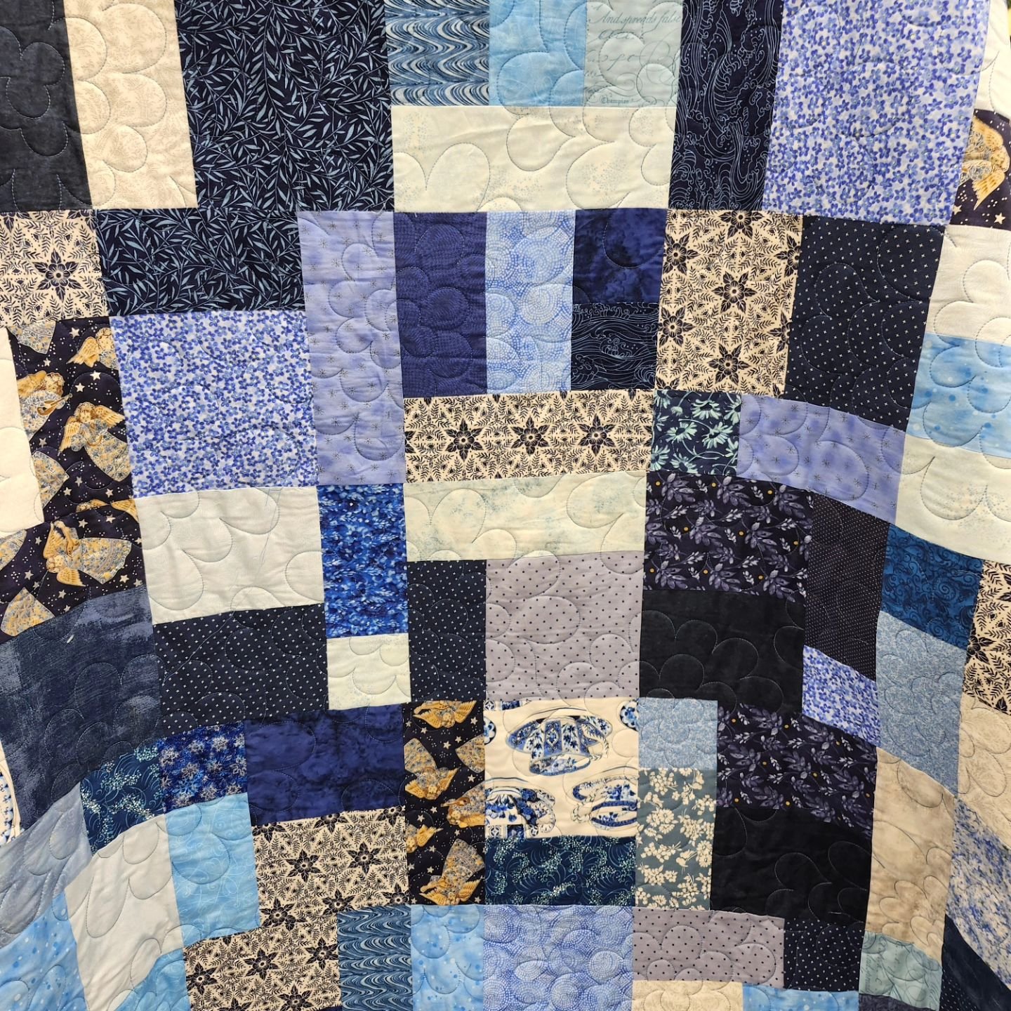 Jane was the last renter today.  She longarmed her large yellow brick road.  She chose a pattern called 'mums'  #longarmmachinerentals #quilting #quiltyourselfawesome #quiltfun #innova ##topstitchery